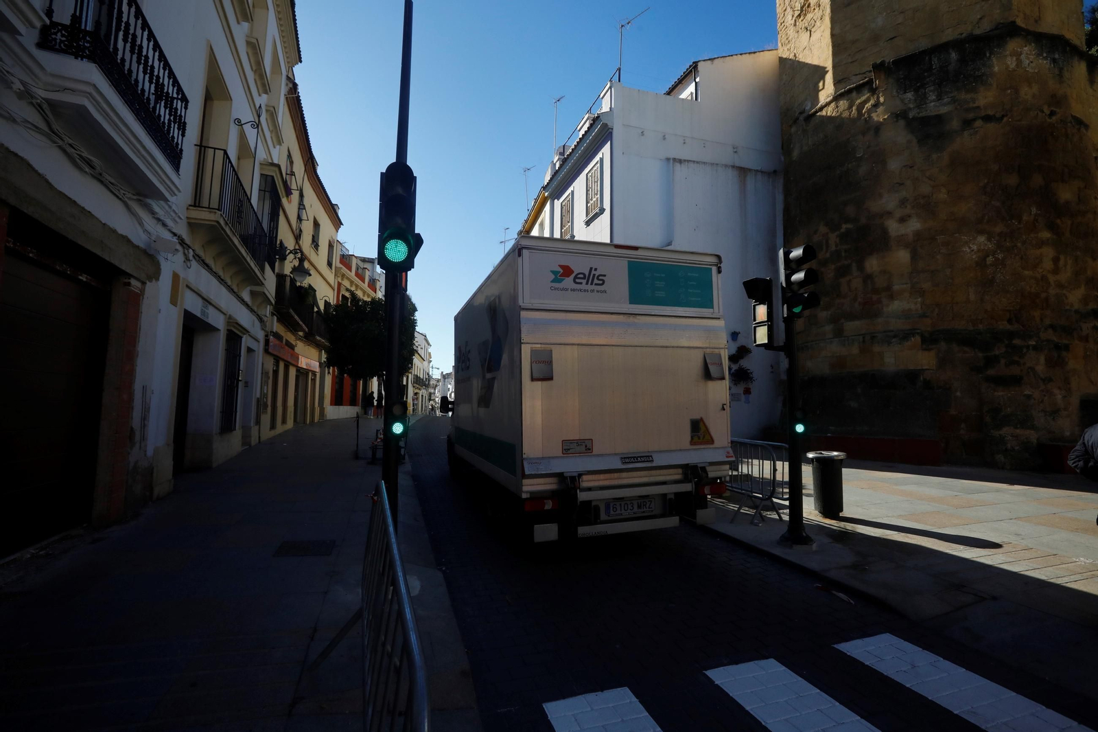 La reapertura al tráfico del primer tramo de la calle Alfaros, en imágenes