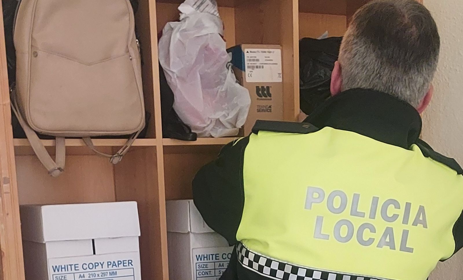 Agente de la Policía Local realizando funciones propias del servicio.