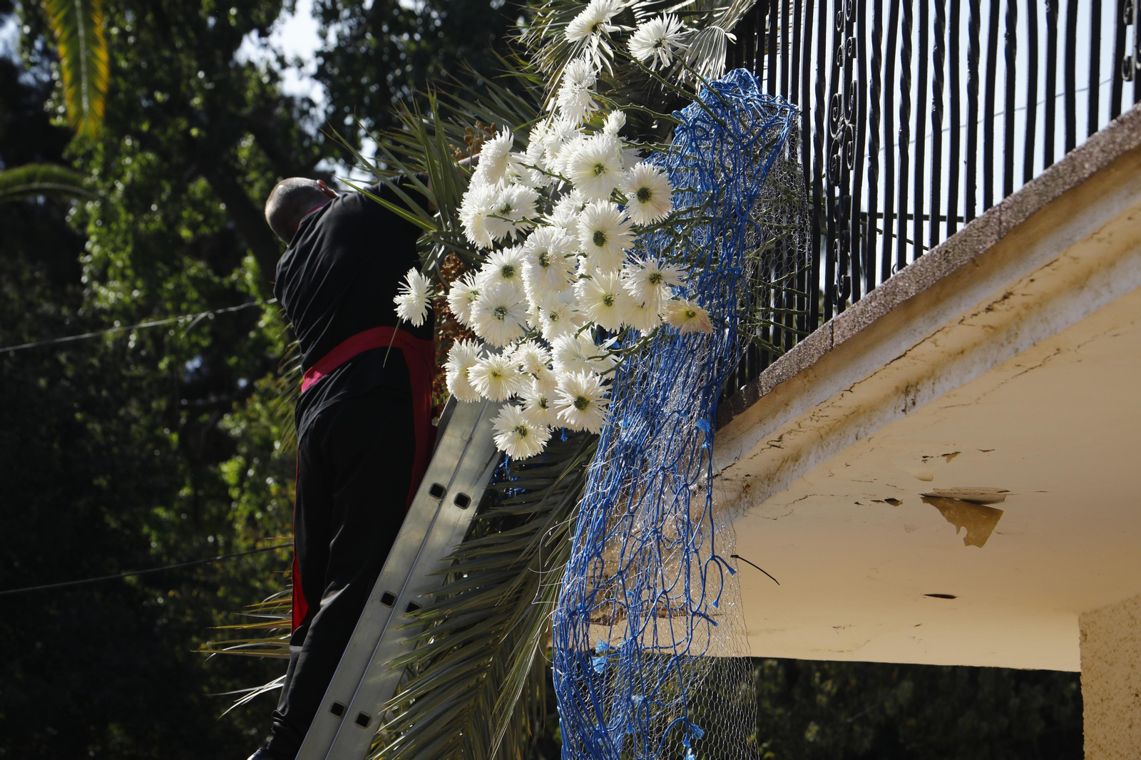 La Guerrilla de flores de Flora inunda el Paseo de la Victoria, en imágenes