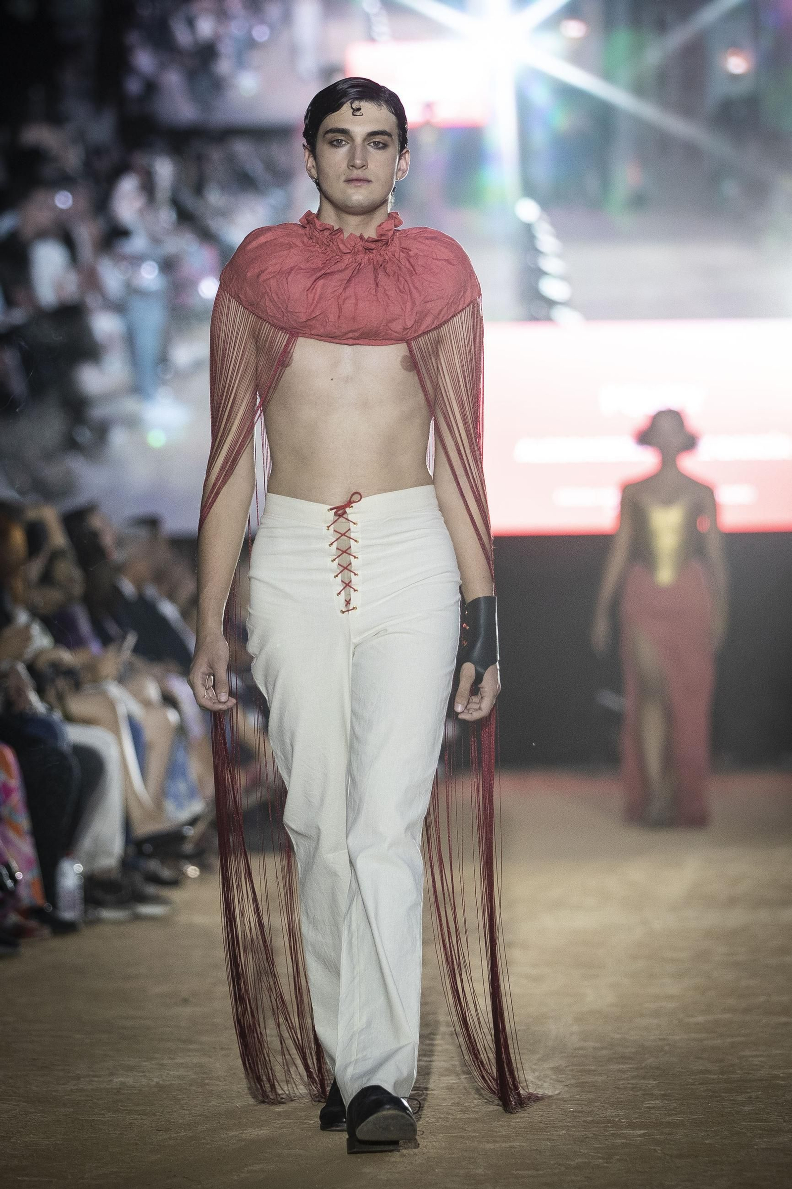 La creatividad de la colección Pouty deslumbra en la Pasarela Fortuny