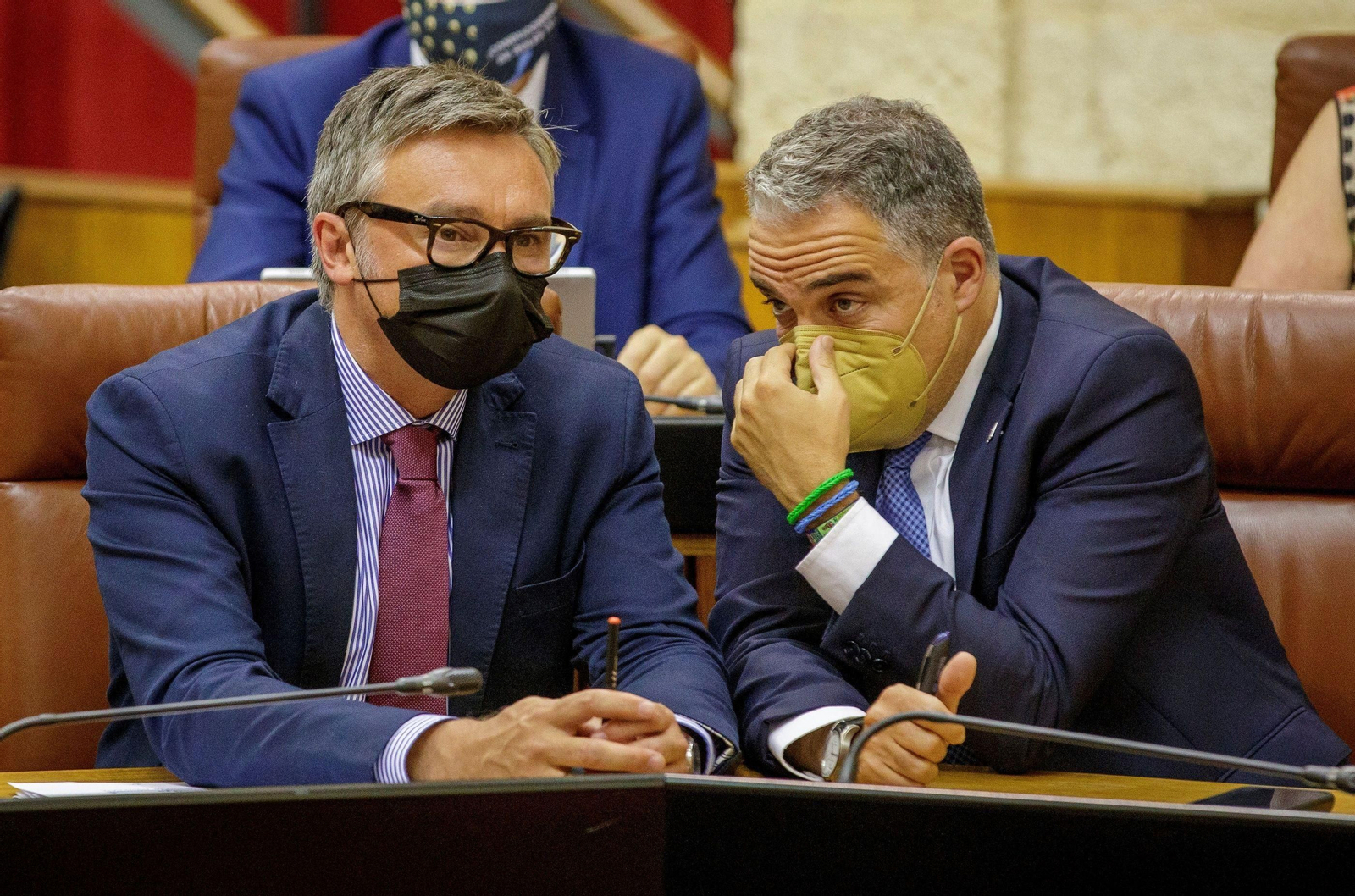 Manuel Gavira y Elías Bendodo conversando durante el Pleno.