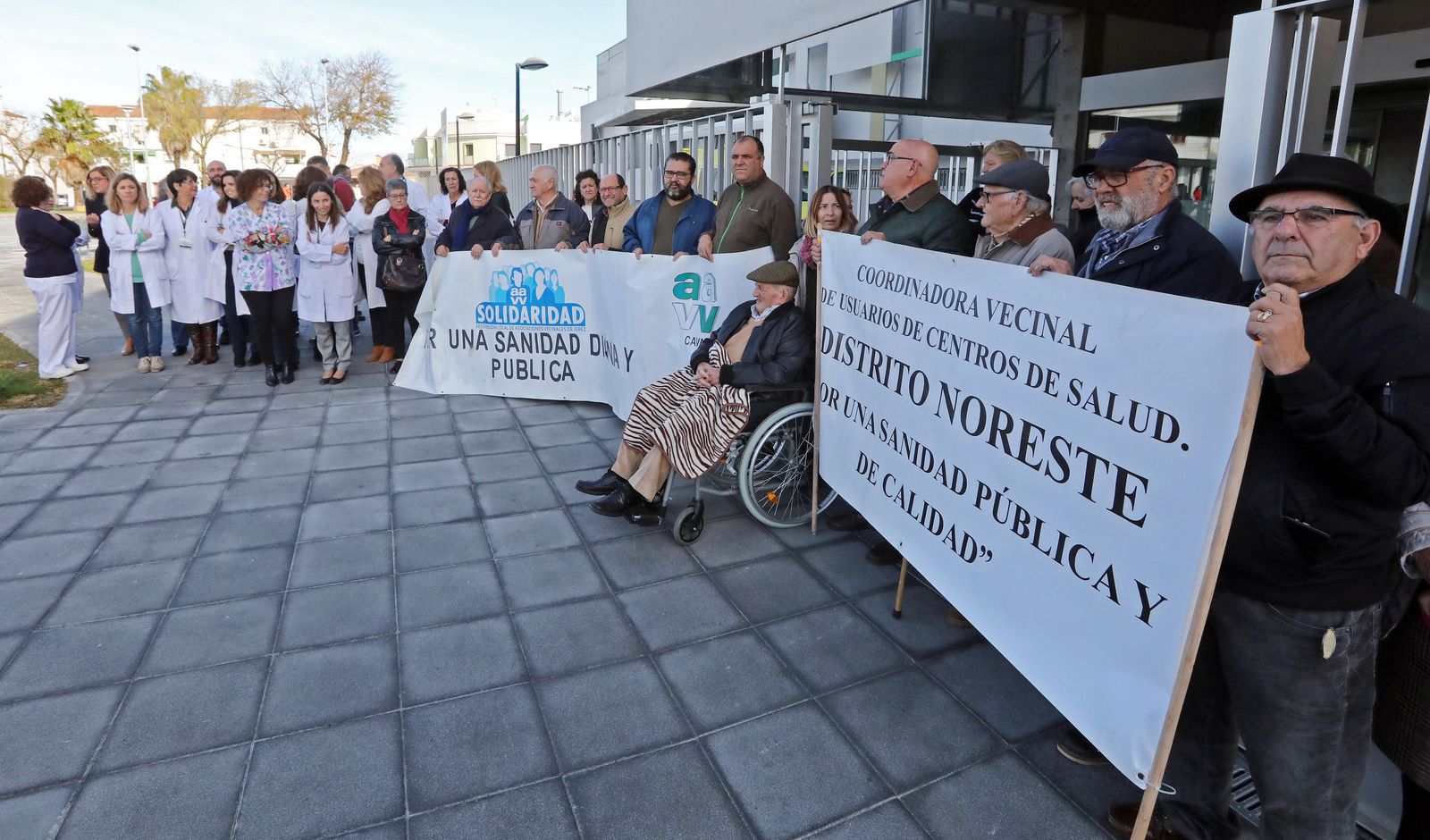 Imagen de vecinos y médicos en la última concentración en el centro de salud de La Milagrosa.