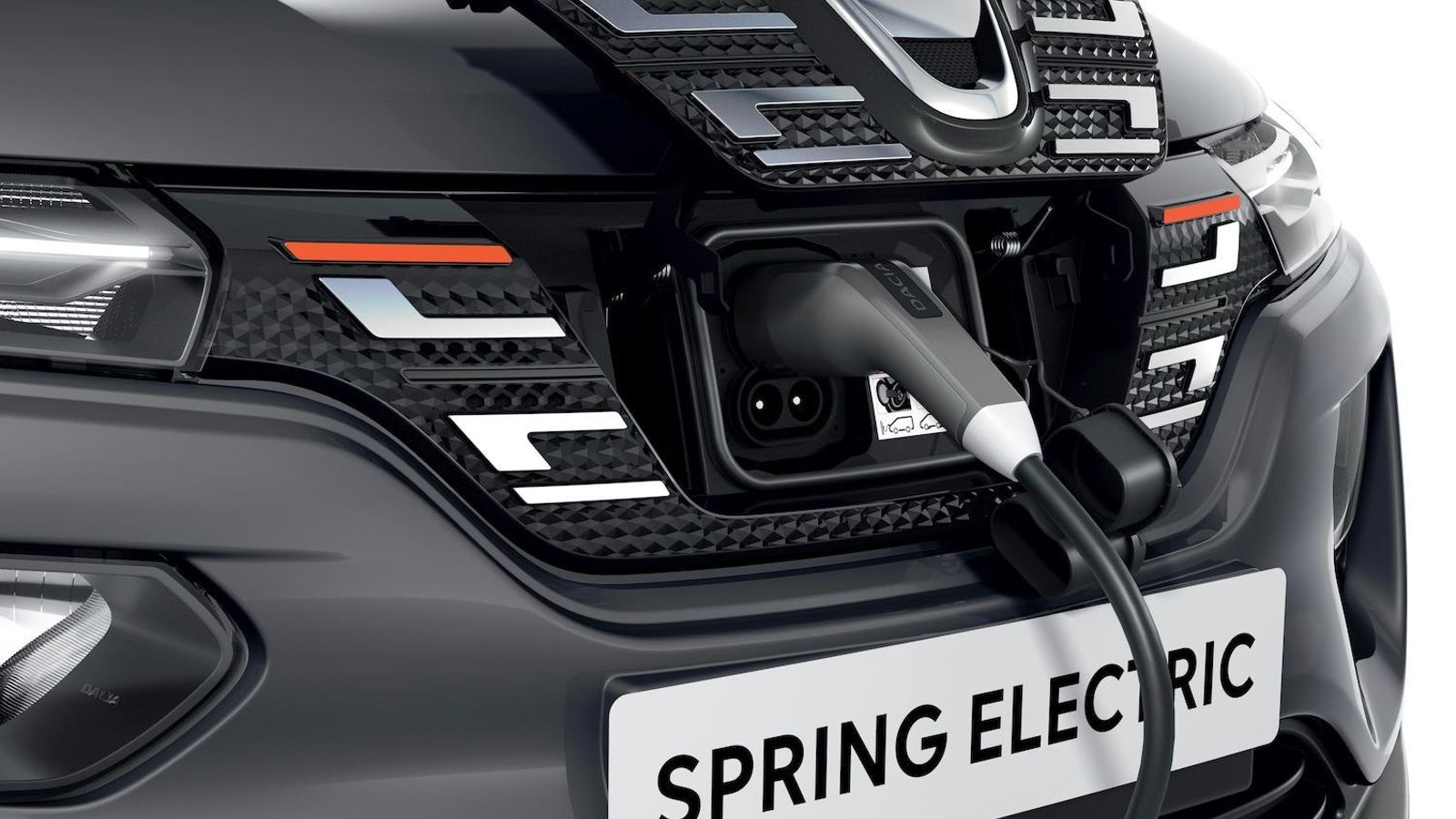 Con el conector Mennekes podrá recibir energía con una potencia entre 2,3 y 7,4 kW; mientras que usando el CCS y, por tanto, corriente continua, llegará a 30 kW que llenará la batería vacía en menos de una hora.