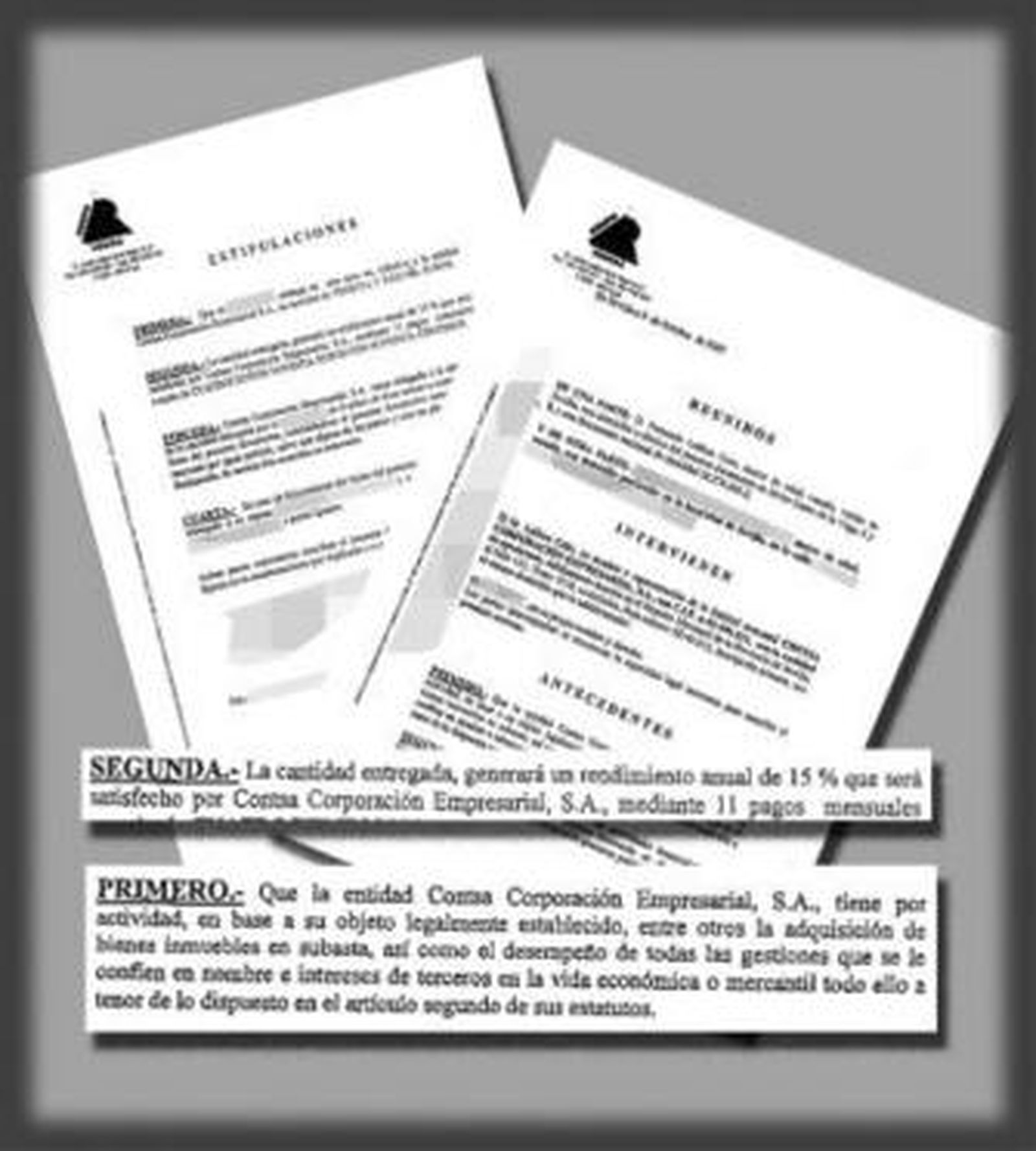 Un grupo de afectados de Contsa, reunidos ayer tarde en la Plaza de España.