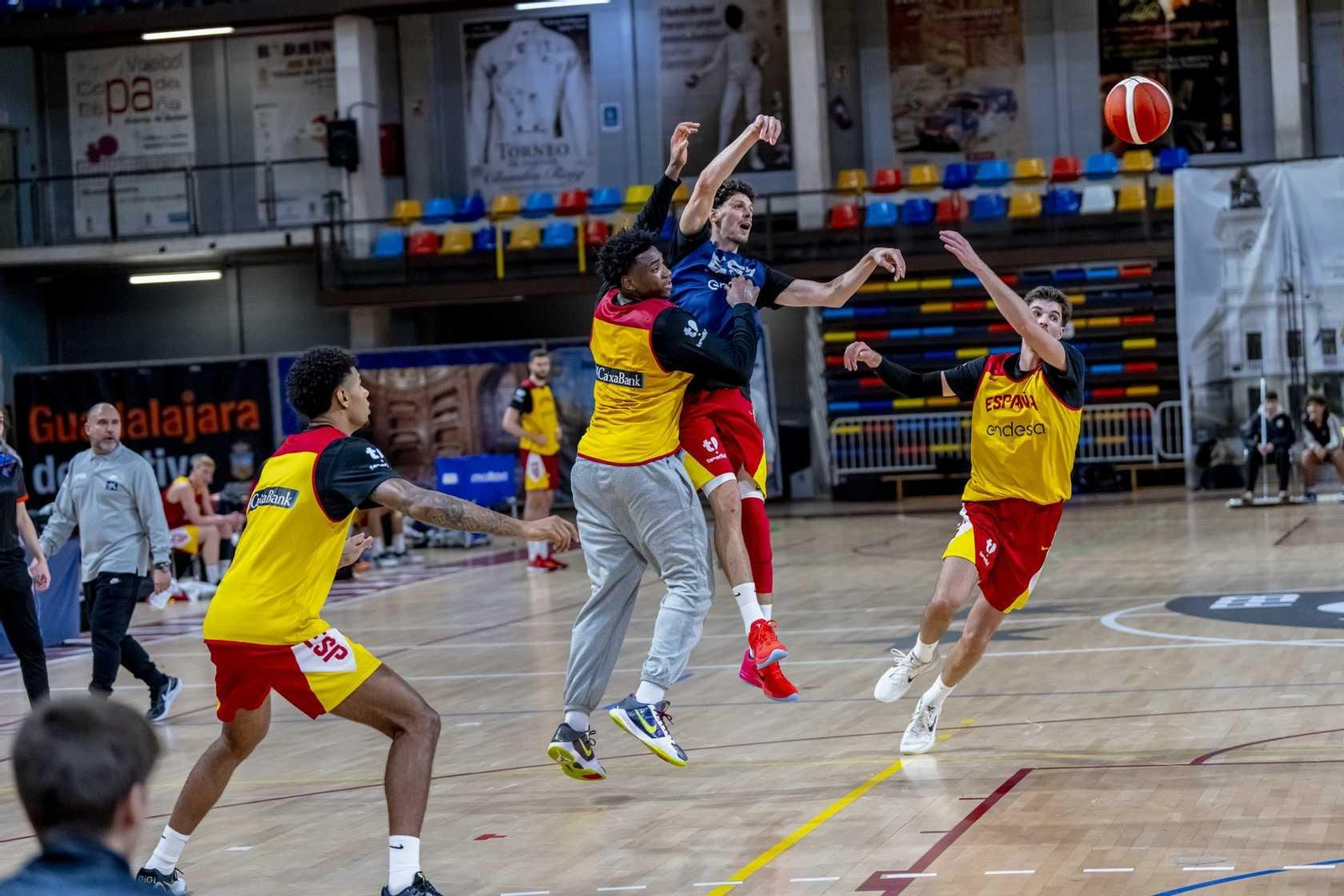 Alberto Díaz, Francis Alonso y Paco Aurioles, en la primera España de Chus Mateo