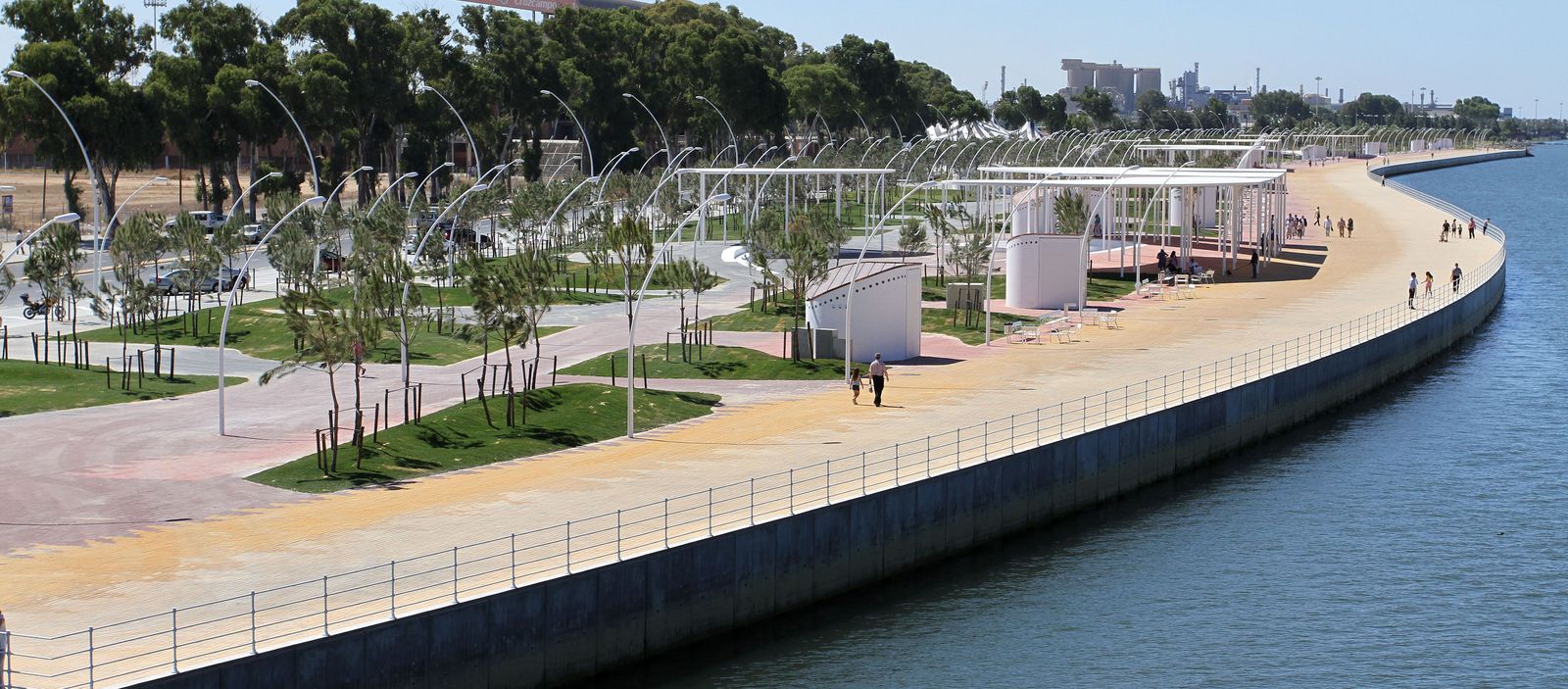 1. Panorámica del Paseo de la Ría. 2. Una familia disfruta del paseo en los bancos colocados a lo largo de toda la vía frente a las marismas . 3. Las terrazas empiezan a llenarse con la llegada del sol y del buen tiempo adelantando la llegada del verano. 4. Los kioskos se amplían con zonas de almacenaje, una reclamación de los hosteleros desde la inauguración.  5. Los visitantes echan en falta más zonas arboladas de sombra. 6. El paseo es la zona perfecta para hacer deporte.