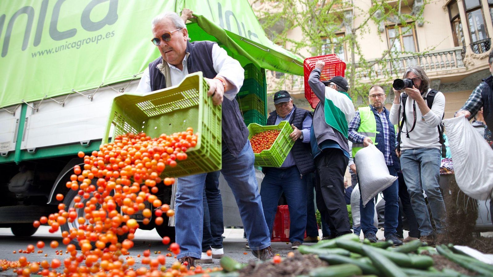 Lanzamiento de hortalizas frente a la Subdelegación del Gobierno