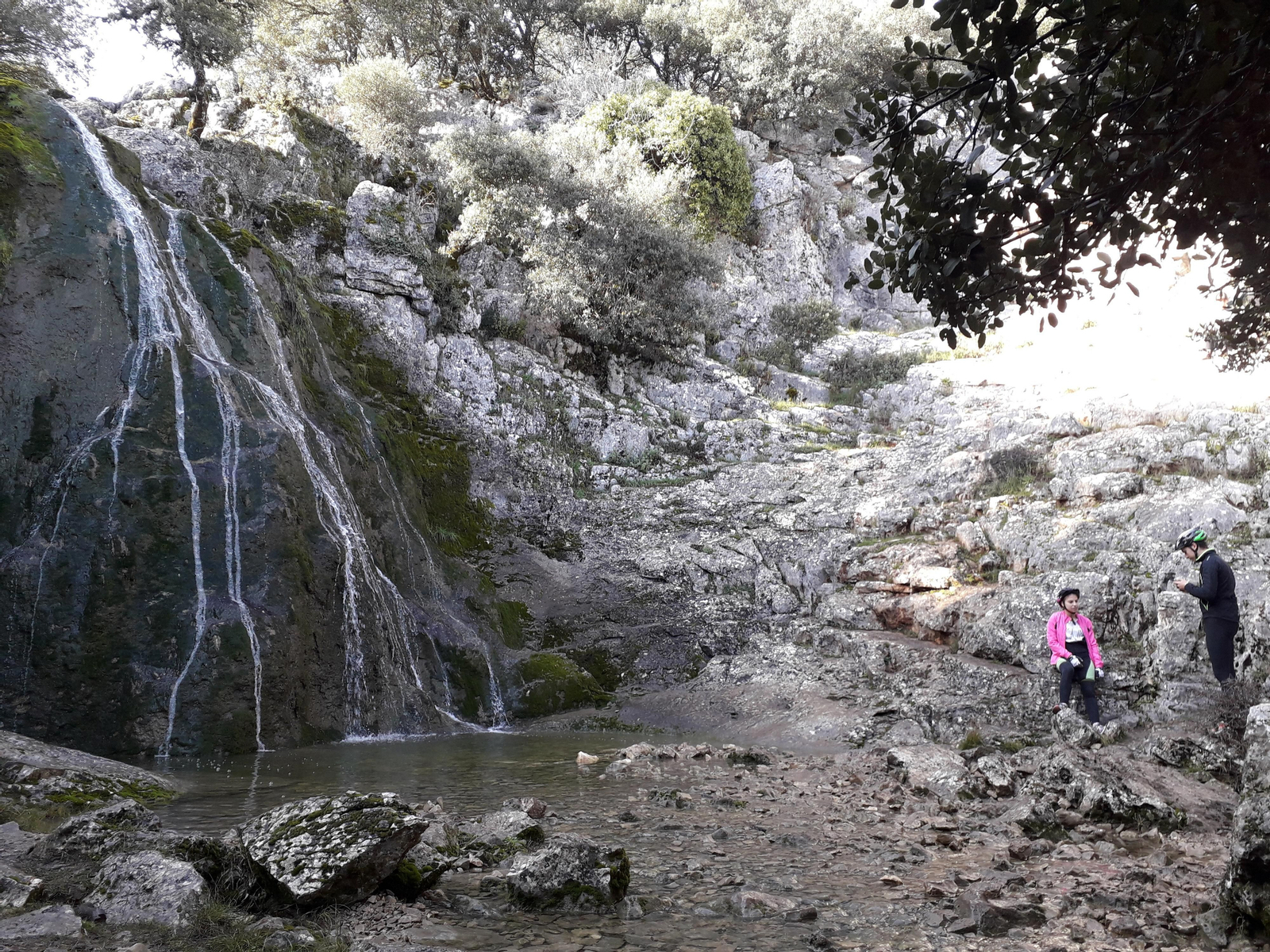 Cicloturistas en el salto de agua de las Chorreras. Los ríos de Córdoba se llenan de vida