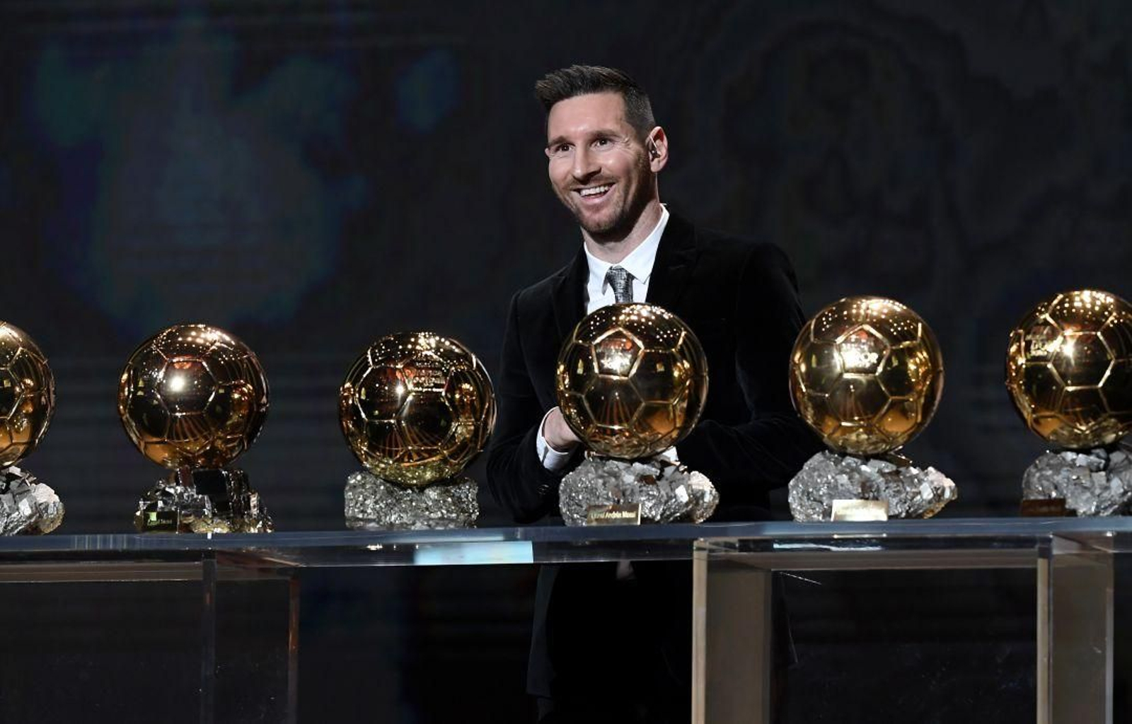 Leo Messi posa con los balones de oro que acumula