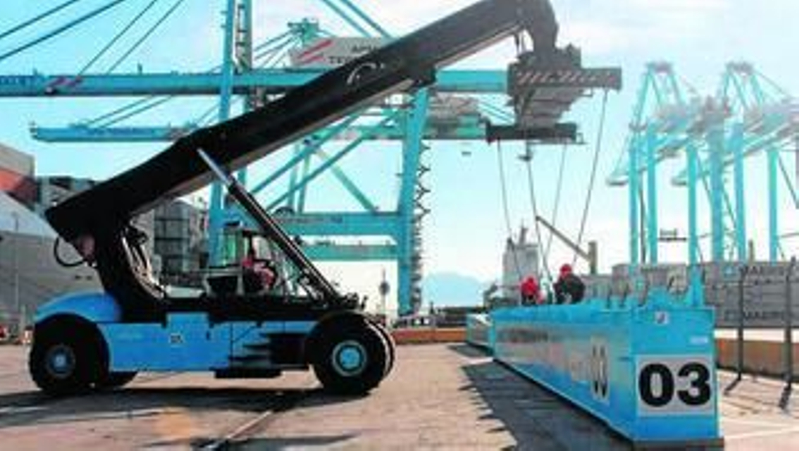 Un instante de la descarga de una de las piezas de una grúa, ayer.