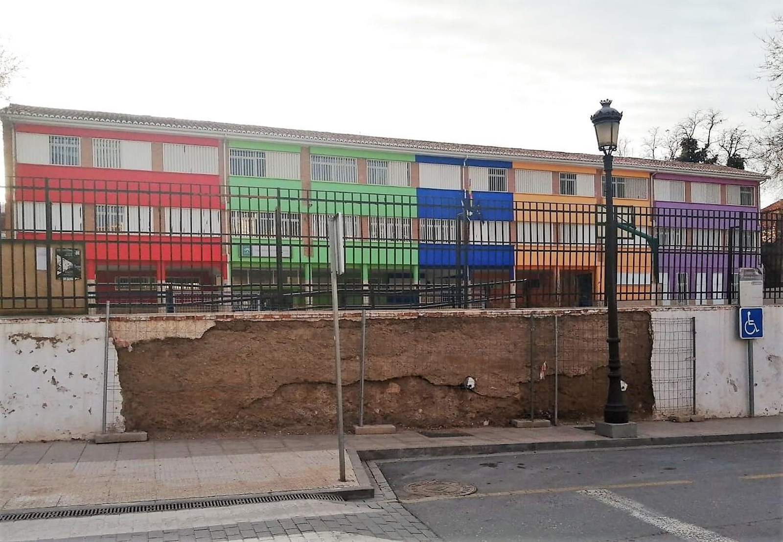 El PSOE reclamó una solución para el muro del colegio.