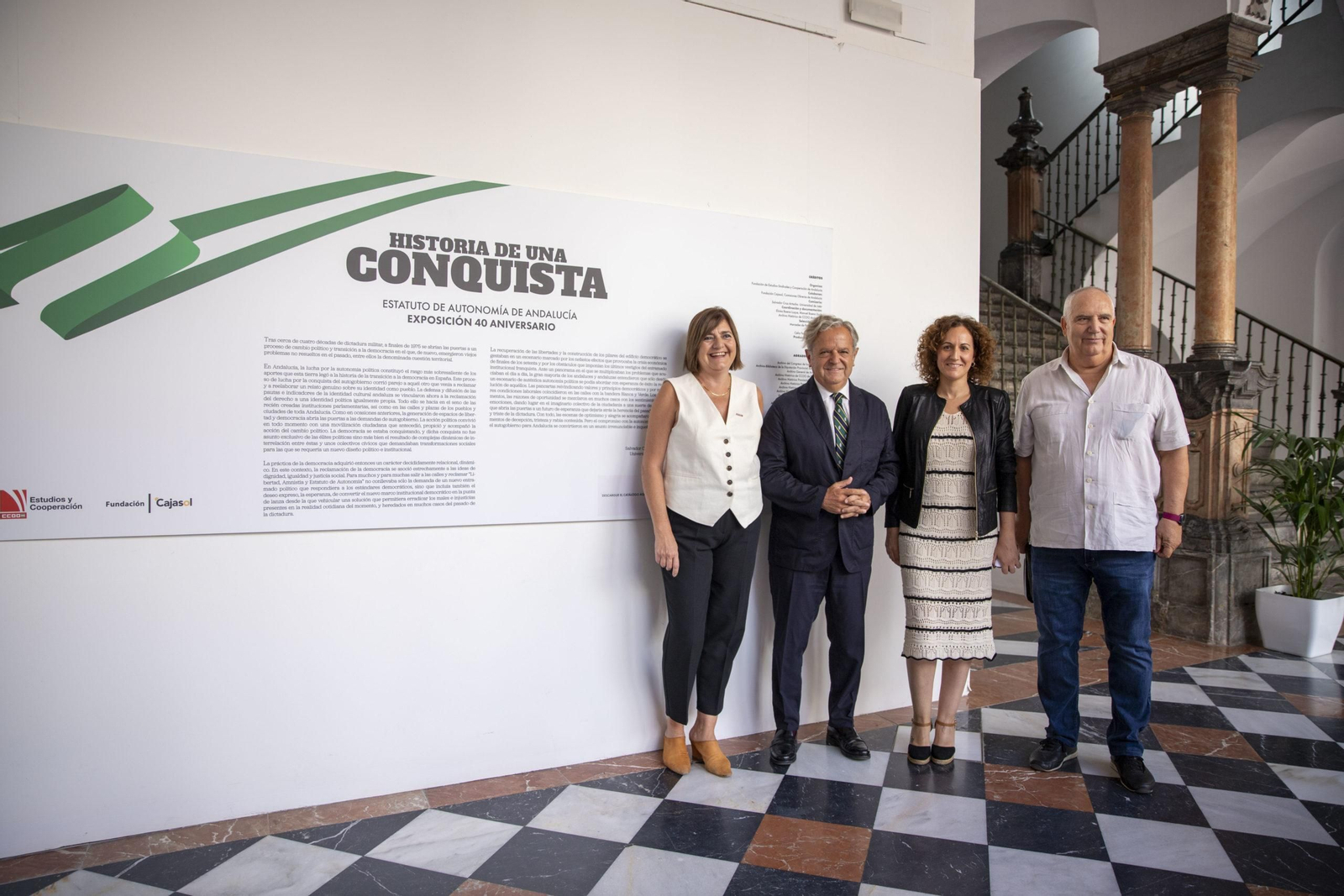 Representantes institucionales en la inauguración de la muestra.