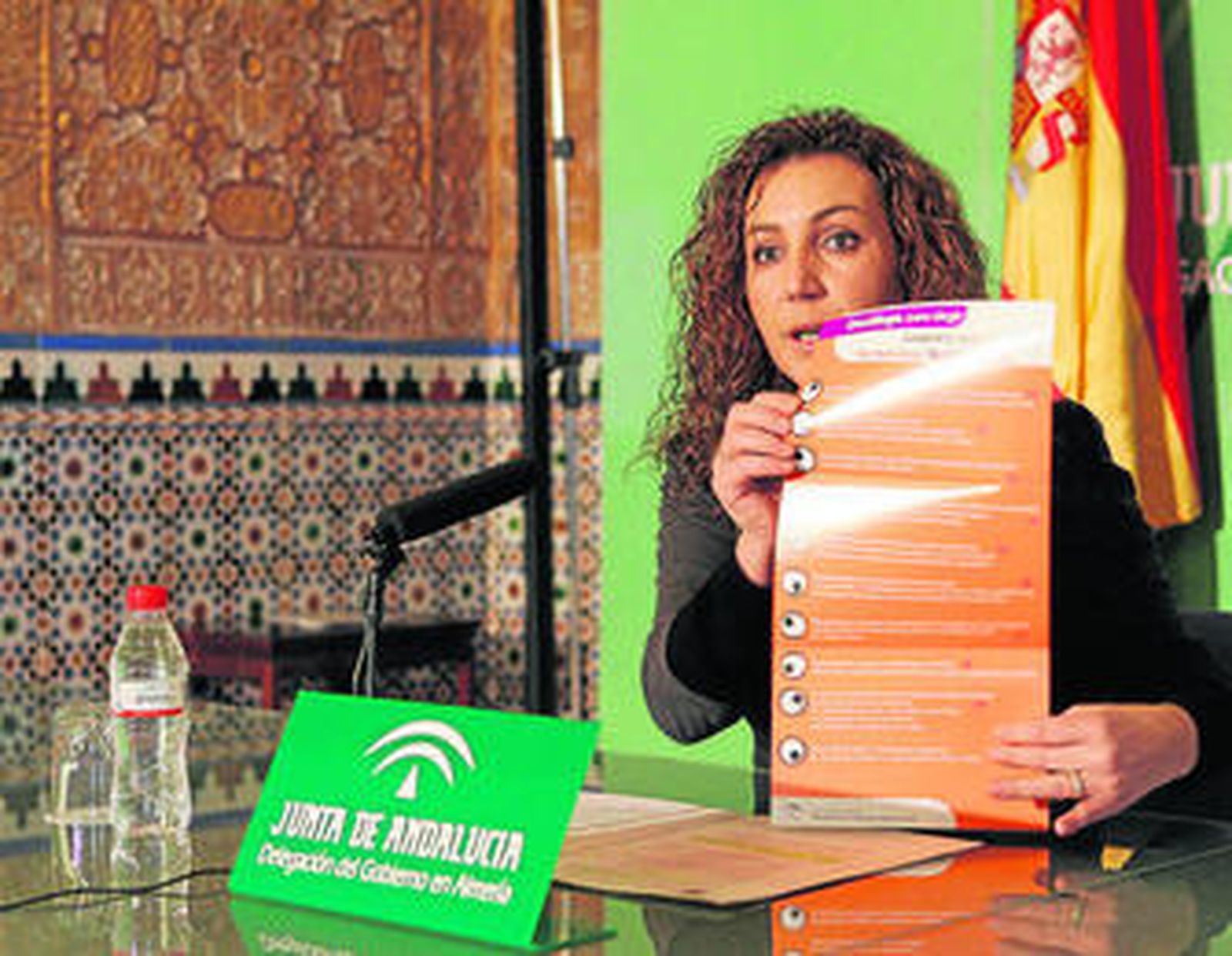 Águeda Cayuela, con el decálogo de la campaña.