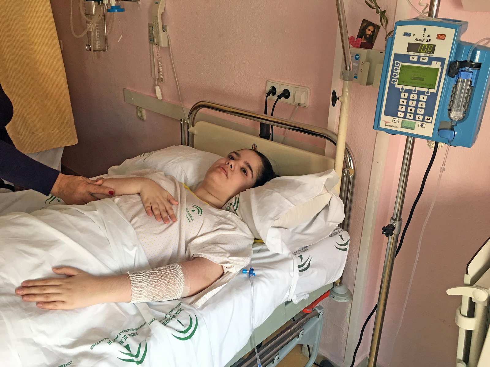 La joven Alba durante su ingreso en el hospital de Jerez, antes de ser intervenida en Cádiz.