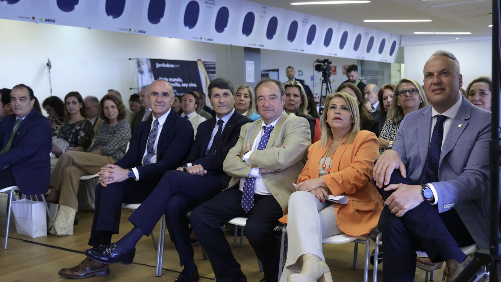 Al evento asistió también el delegado del Gobierno en Andalucía, Pedro Fernández (2º por la izquierda, junto al alcalde de Sevilla).