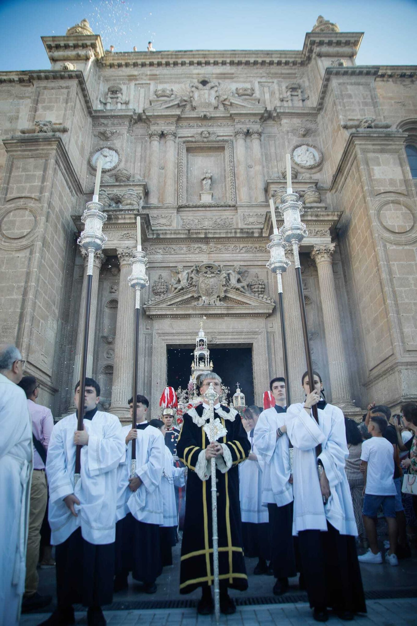 Imágenes de la procesión del Corpus Christi en Almería: así han sido la misa y la posterior marcha por la capital