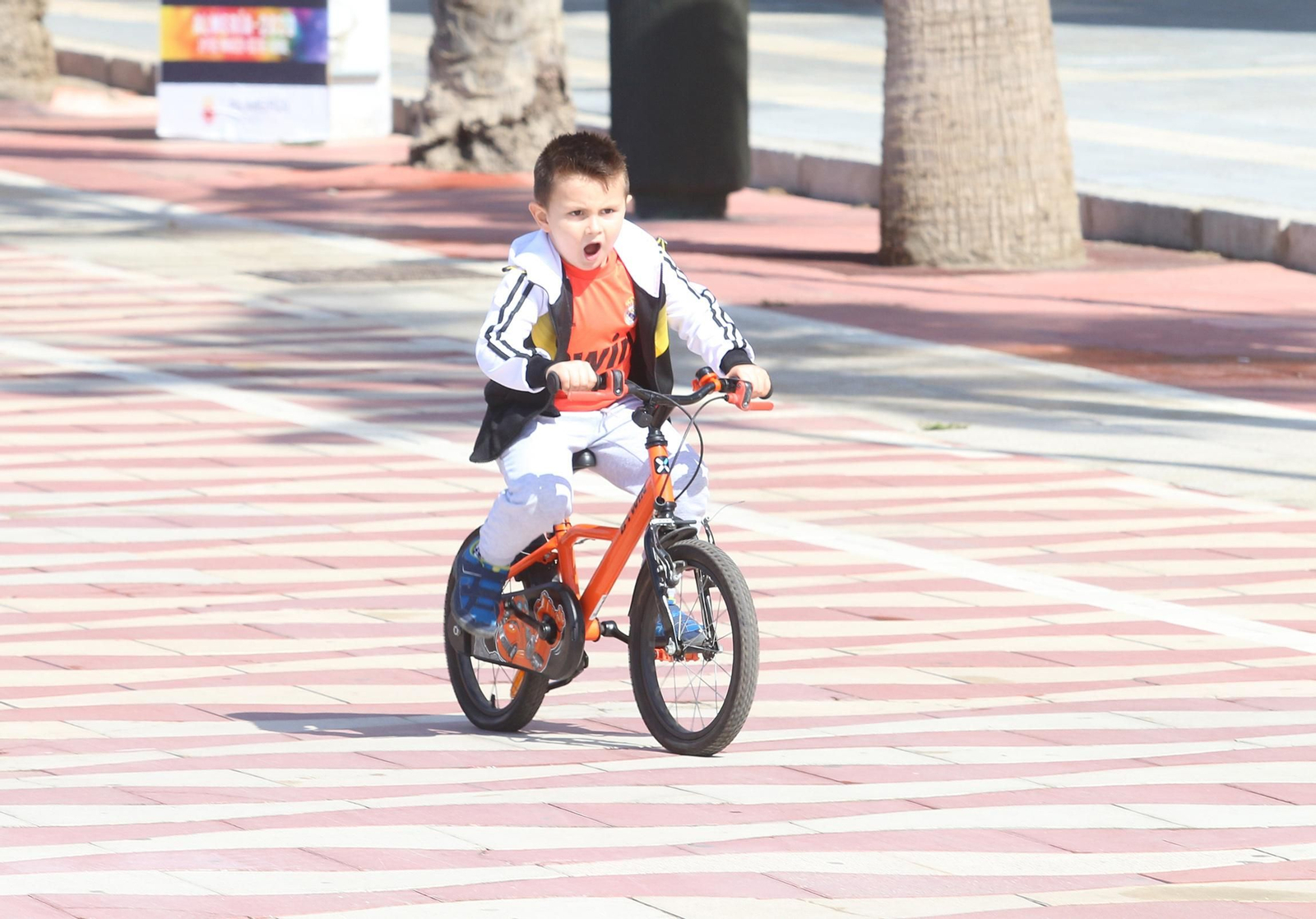 Fotogalería Los niños salen a la calle tras 43 días de confinamiento por coronavirus
