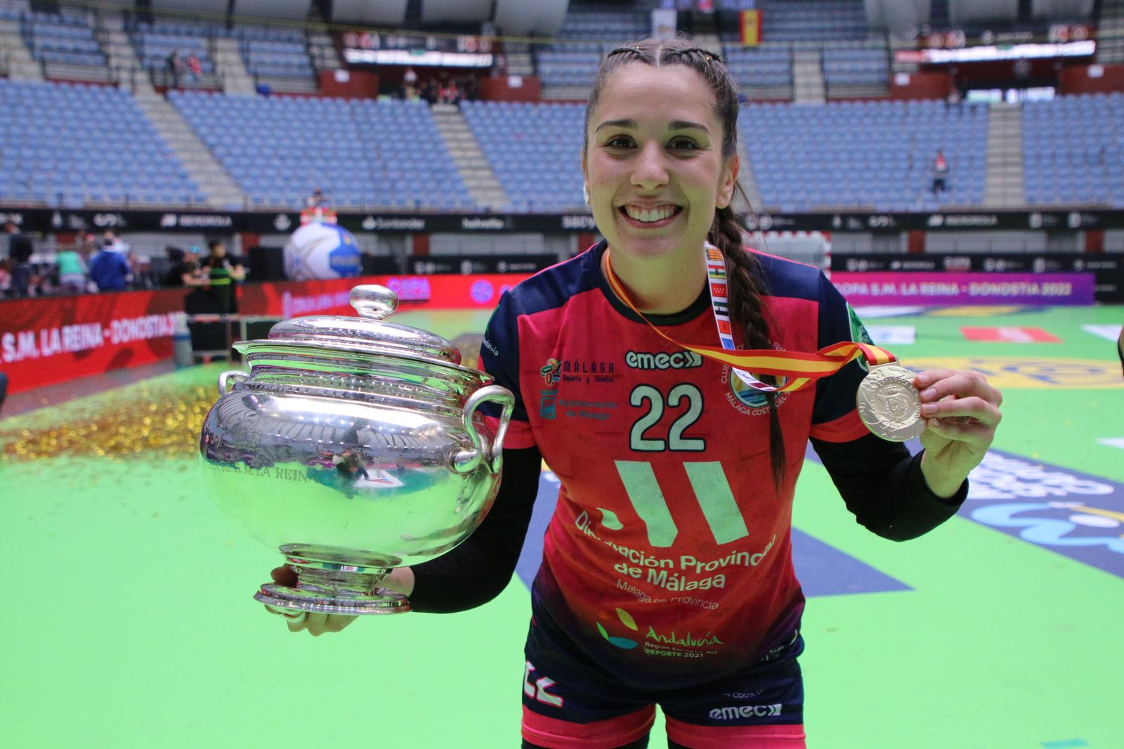 Laura Sánchez, con los trofeos.