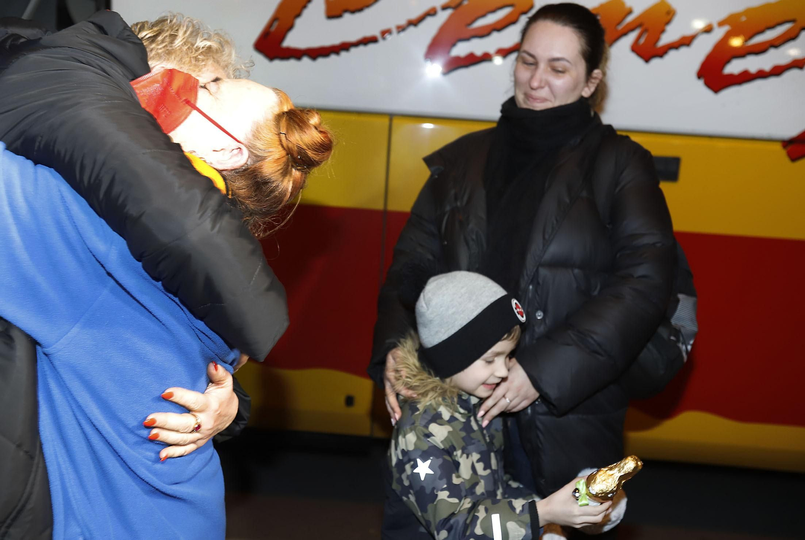 Imágenes de la emocionante llegada de los ucranianos refugiados a Huelva