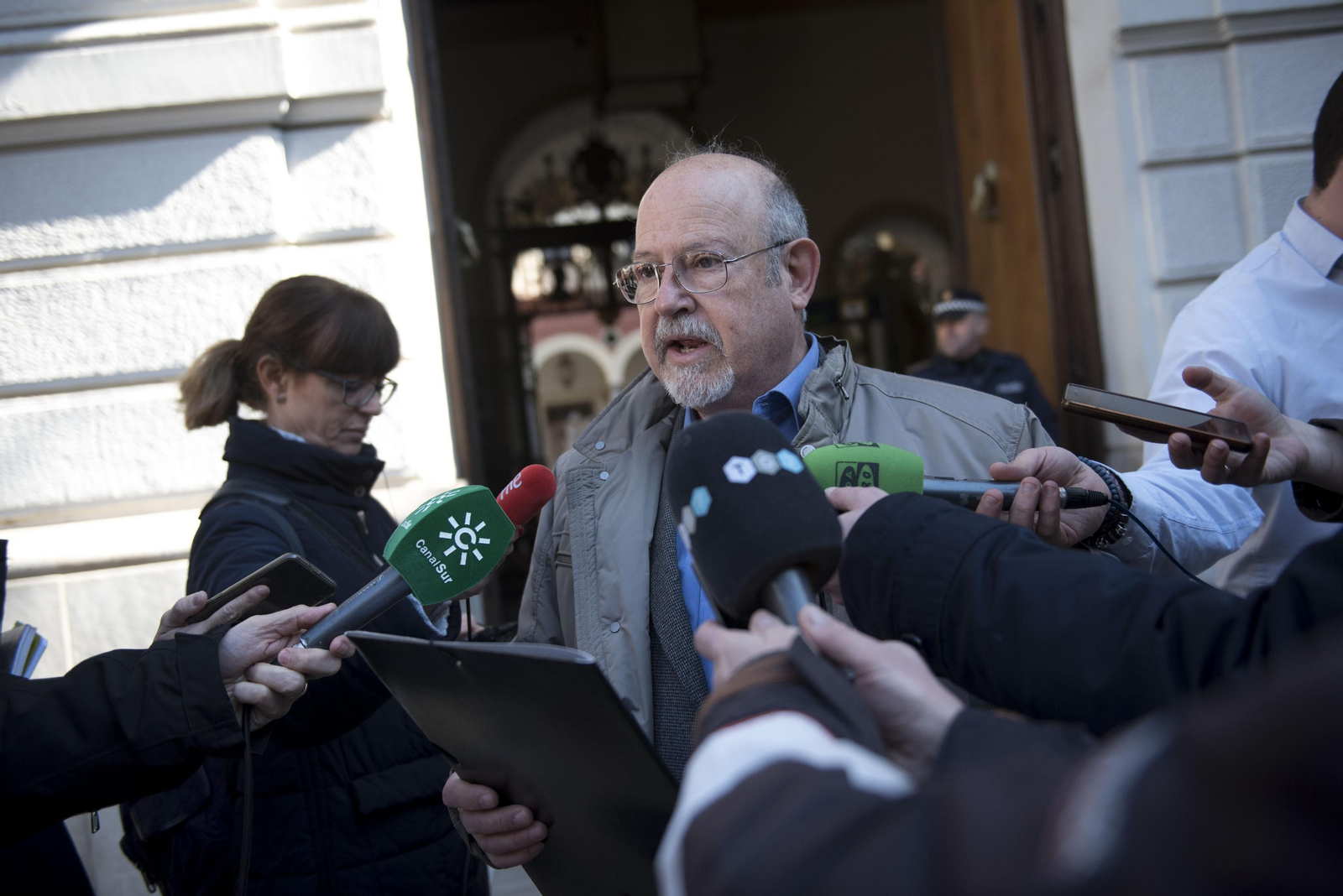 Luis de Haro, a las puertas del Ayuntamiento de Granada