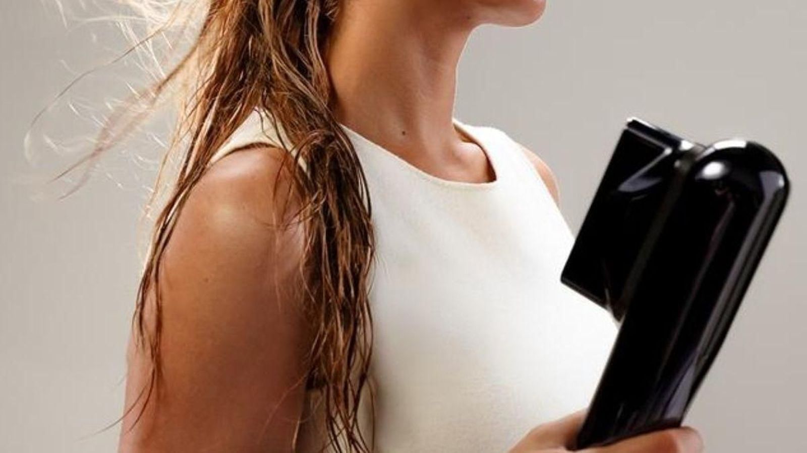 La plancha secador que seca, alisa y peina que arrasa en ventas en Cecotec está rebajadísima