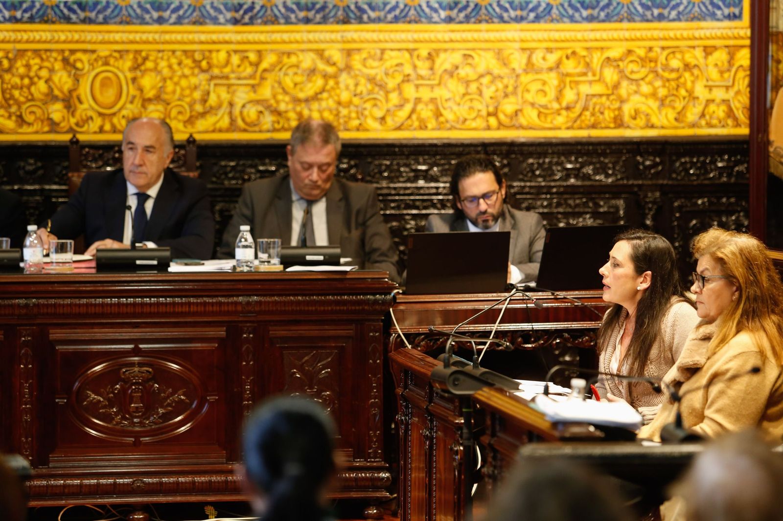José Ignacio Landaluce -izq.– y Rocío Arrabal –segunda por la dcha.–, durante un Pleno del Ayuntamiento.