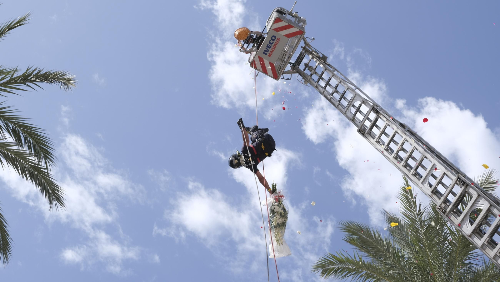 Ofrenda floral a la Virgen del Mar en la Feria de Almería 2024, en imágenes
