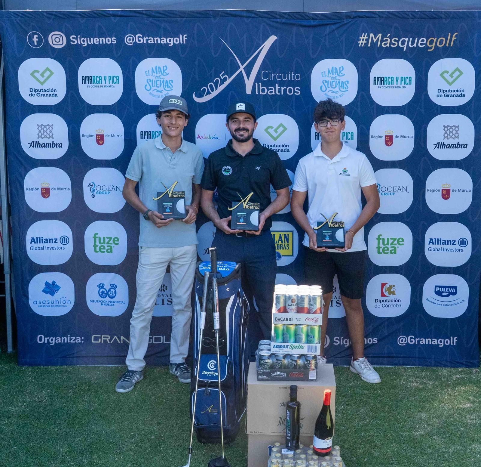Los campeones del Circuito Albatros posan con sus respectivos trofeos a la conclusión de la prueba celebrada en Roquetas de Mar.