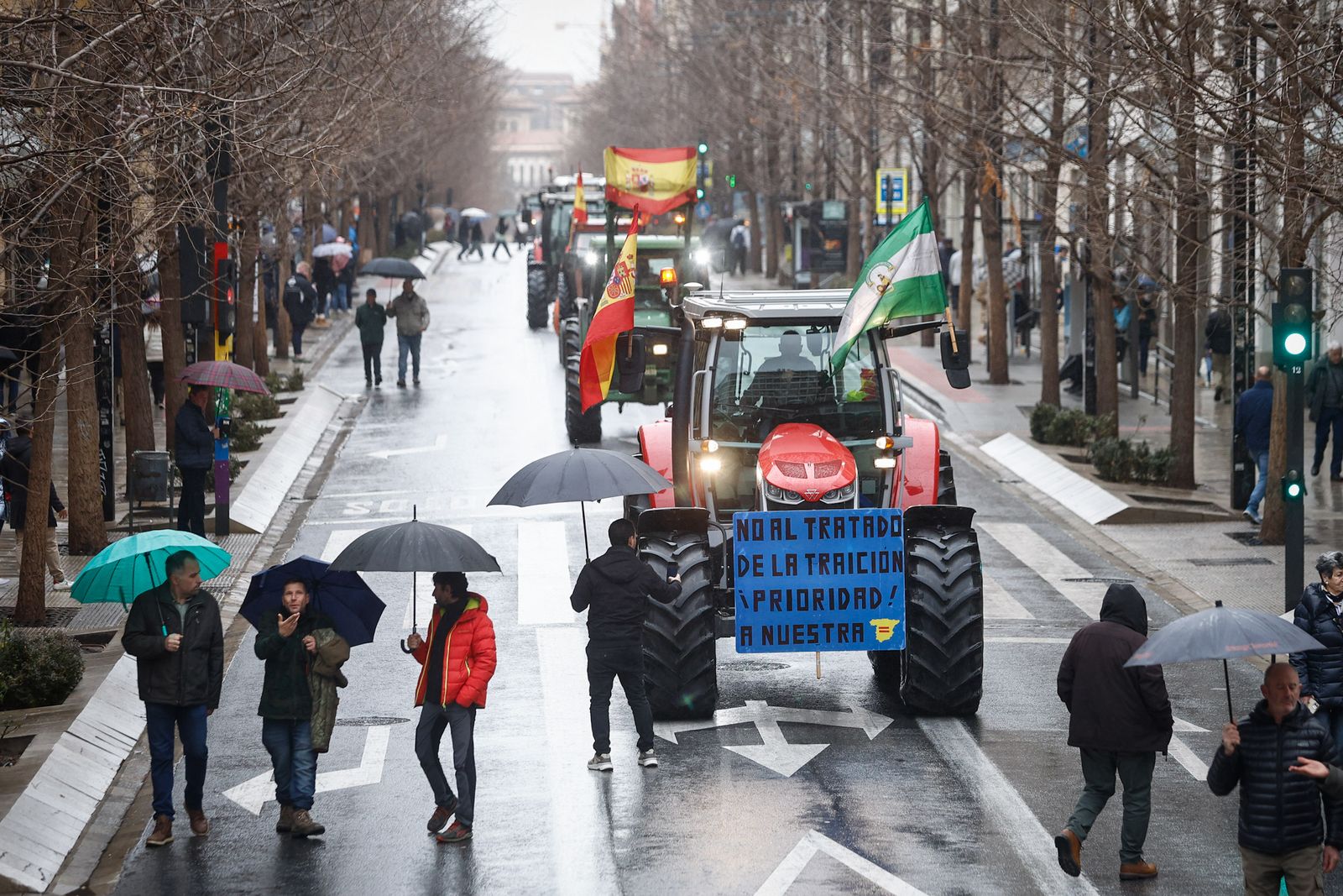 Las mejores imágenes de la tractorada que ha paralizado Granada bajo la lluvia