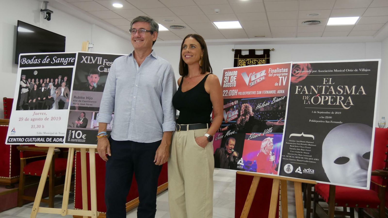 Manuel Cortés, alcalde de Adra junto a la concejala de Fiestas y Tradiciones, Elisa Fernández.