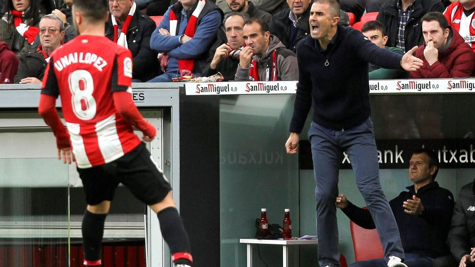 Garitano grita a sus jugadores en el duelo de Liga disputado en San Mamés.