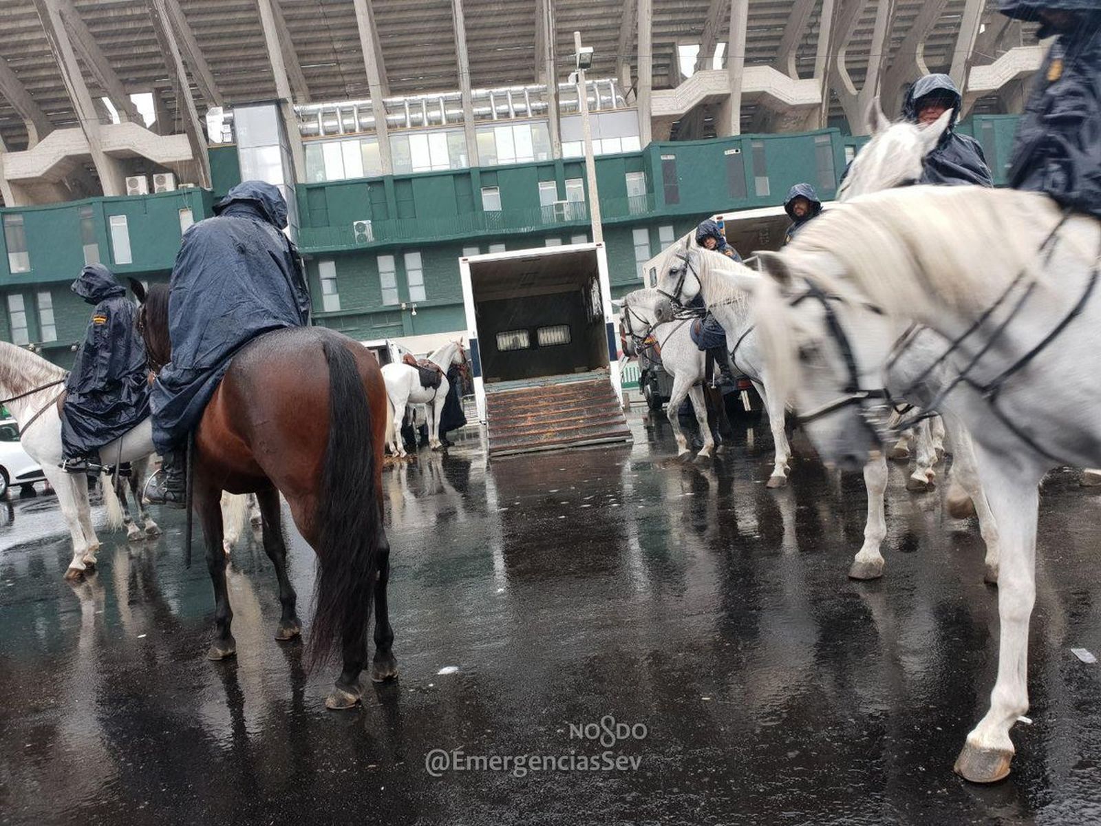 La Policía Nacional, montada a caballo, vigila los accesos al Benito Villamarín