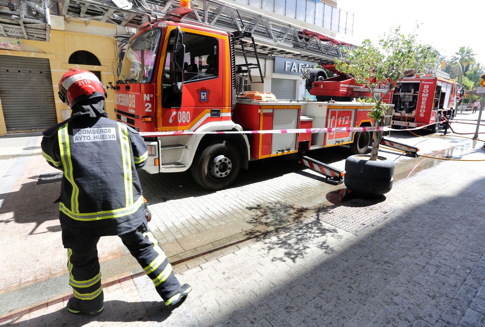 Los bomberos intervienen en un incendio en la calle Marina