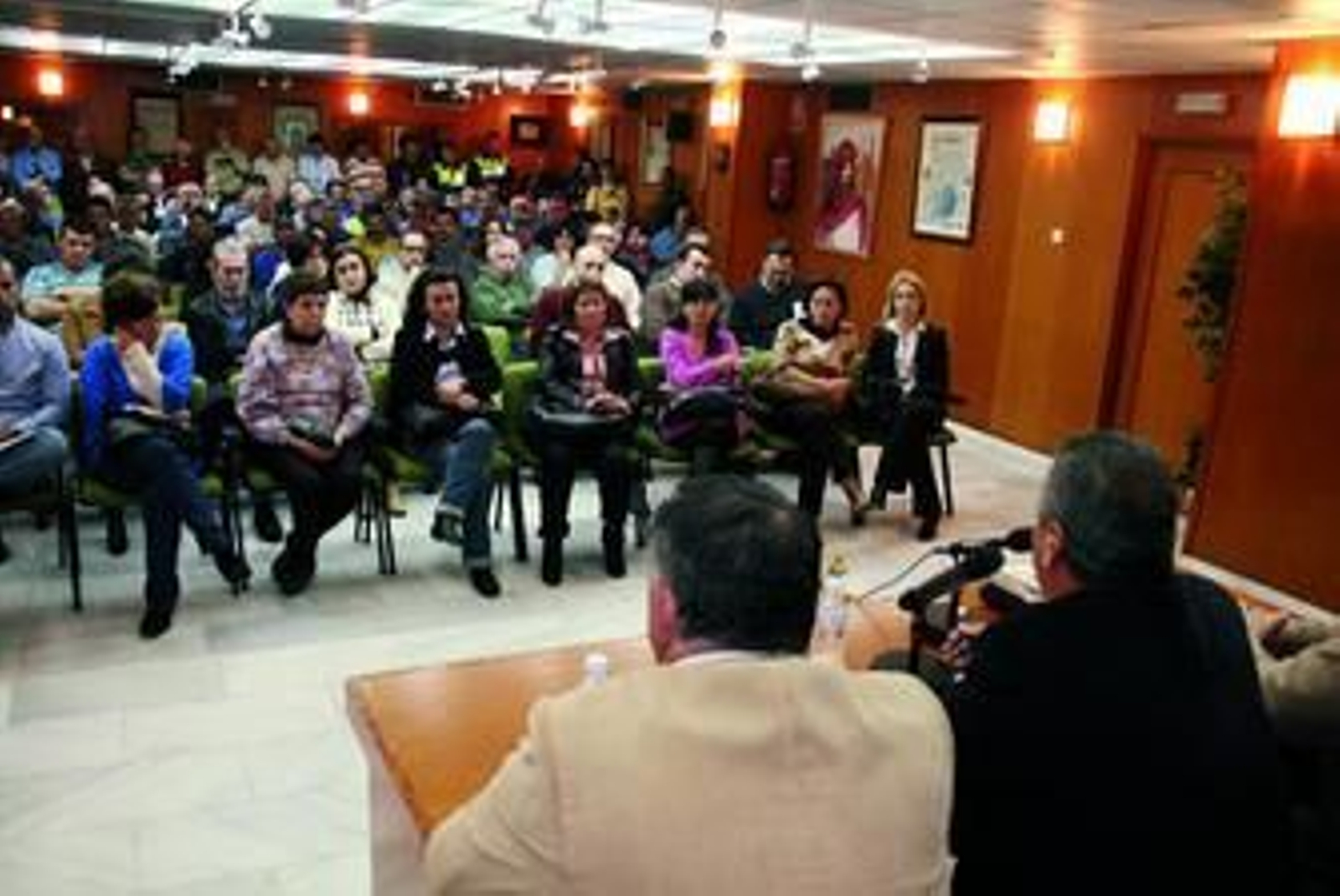 Benavides, de espaldas, se dirige a los empleados municipales para explicarles la suspensión de pagos en el Ayuntamiento de Almuñécar.