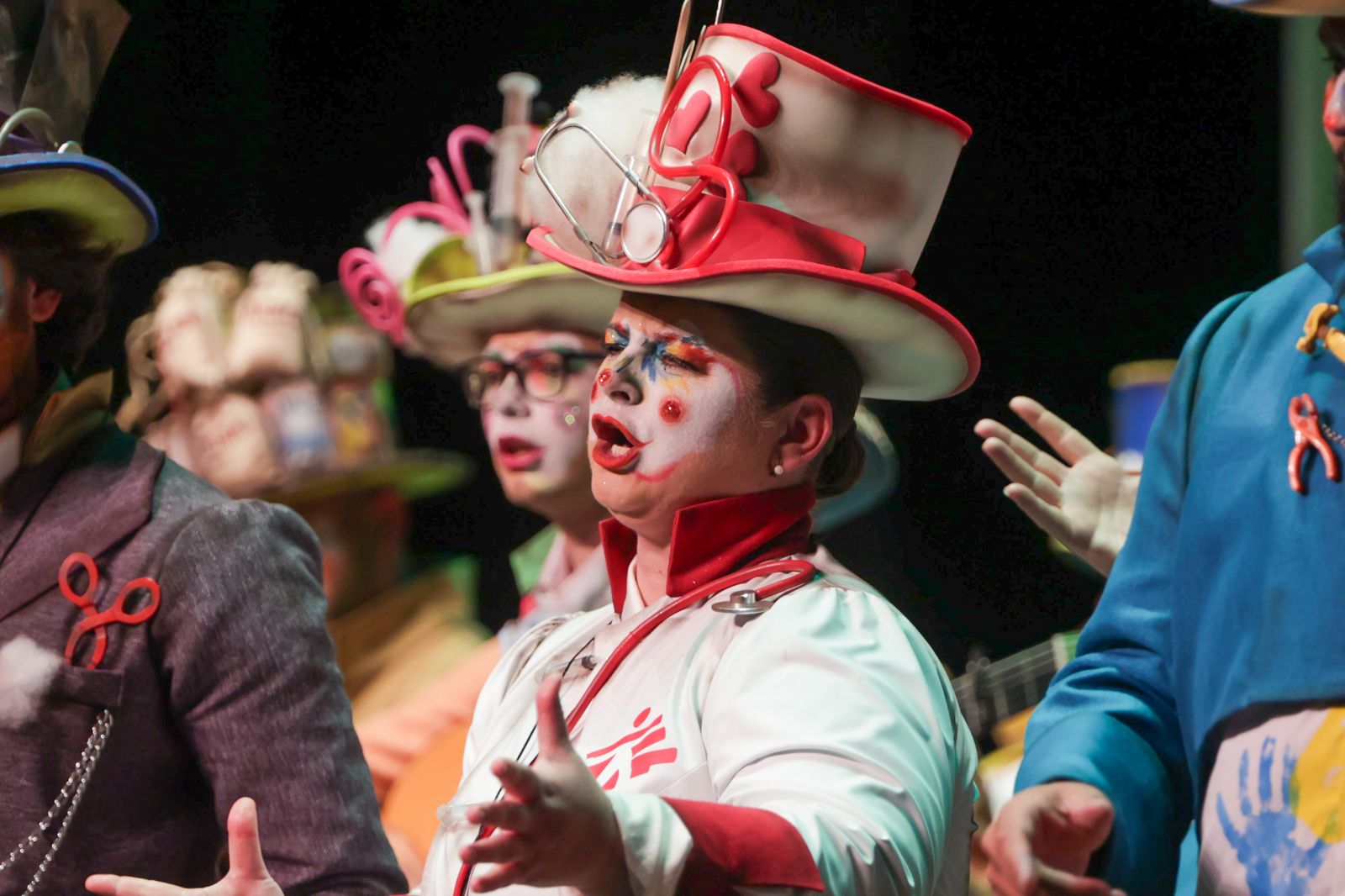 Imágenes de la actuación de la comparsa de Bollullos Par del Condado "La Clase Alta" en el Carnaval Colombino