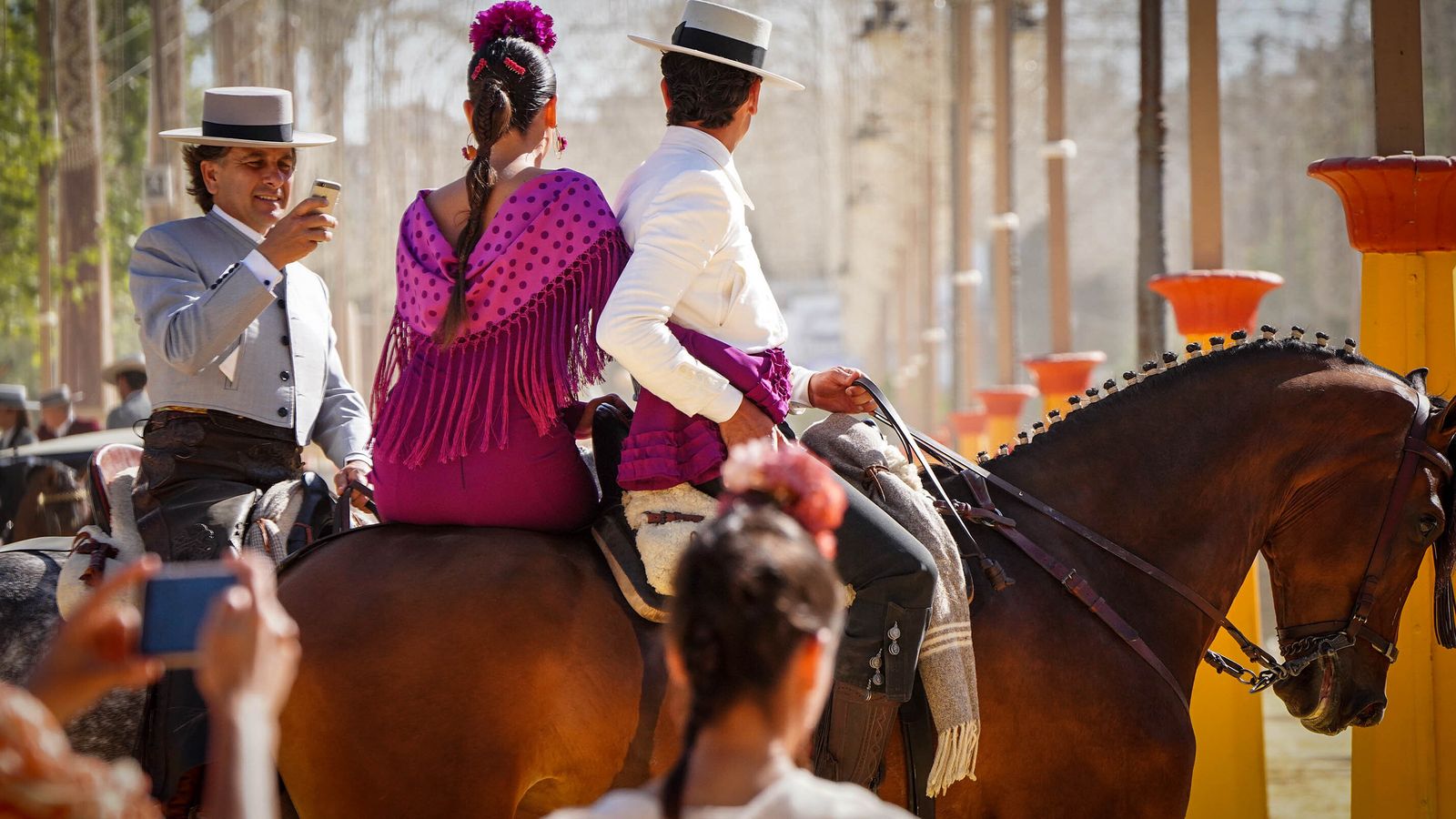 Un jinete le hace una foto a una pareja.