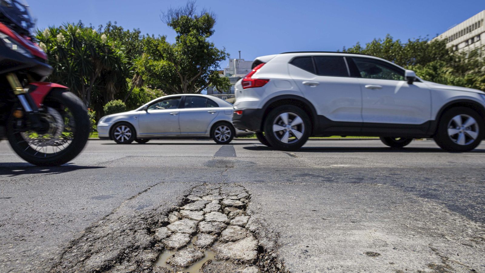 Los baches se han convertido en algo ya demasiado habitual en las calles de Cádiz