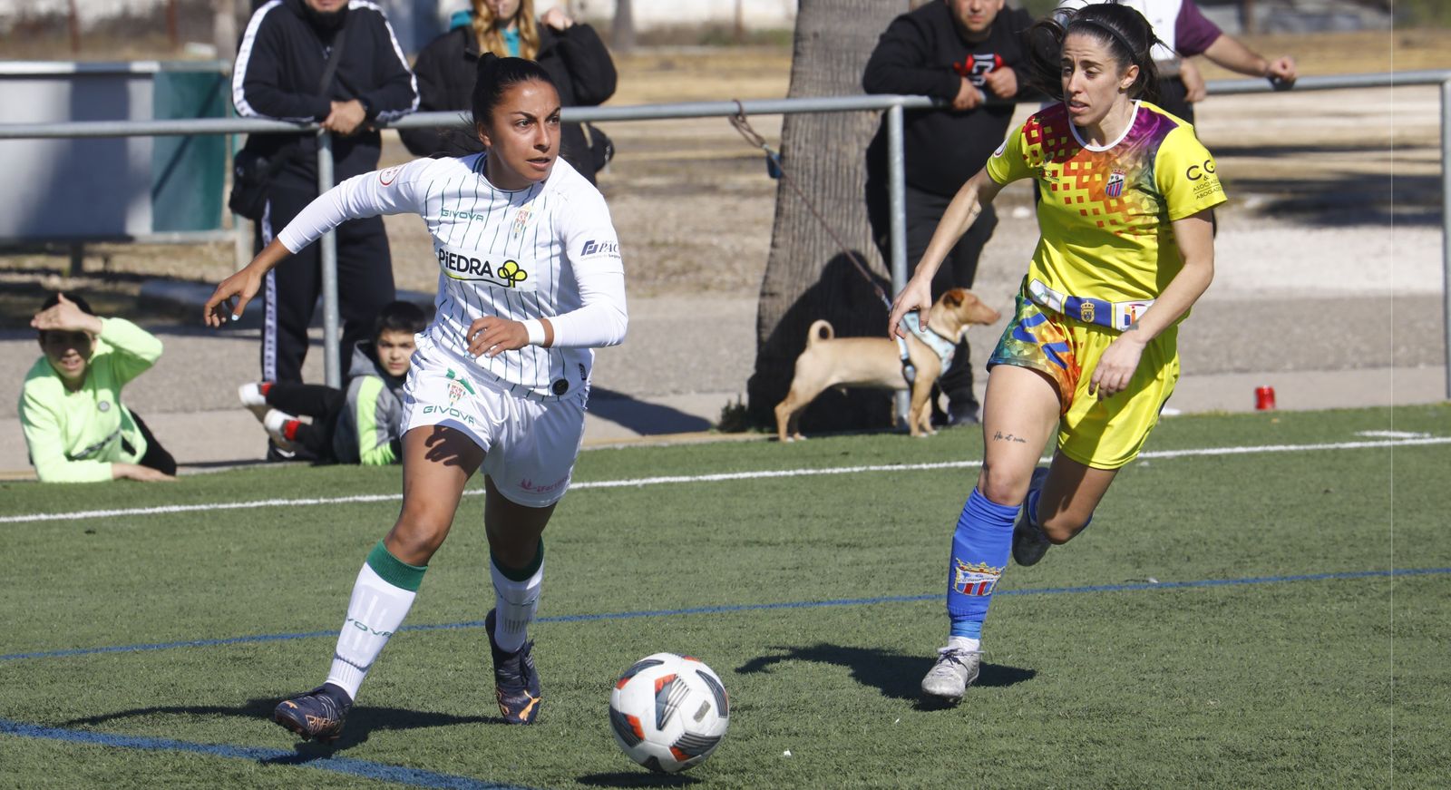 Sheyla es presionada por una rival.