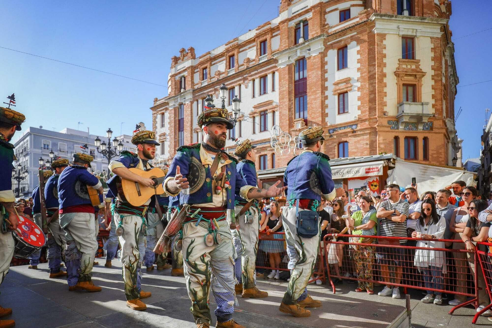 Las mejores imágenes del sábado de Carnaval en Cádiz
