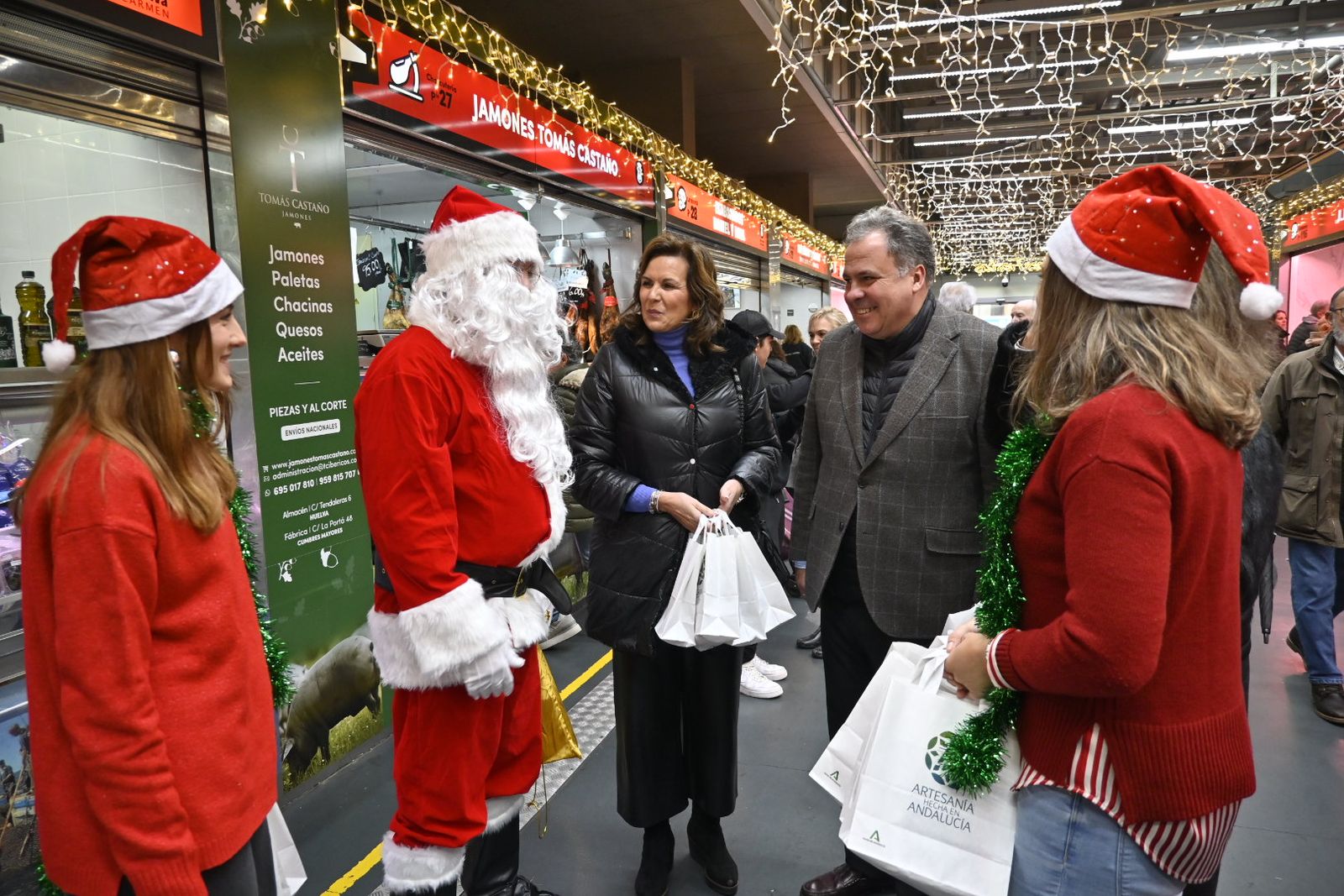 Papá Noel visita el mercado de El Carmen de Huelva, en imágenes