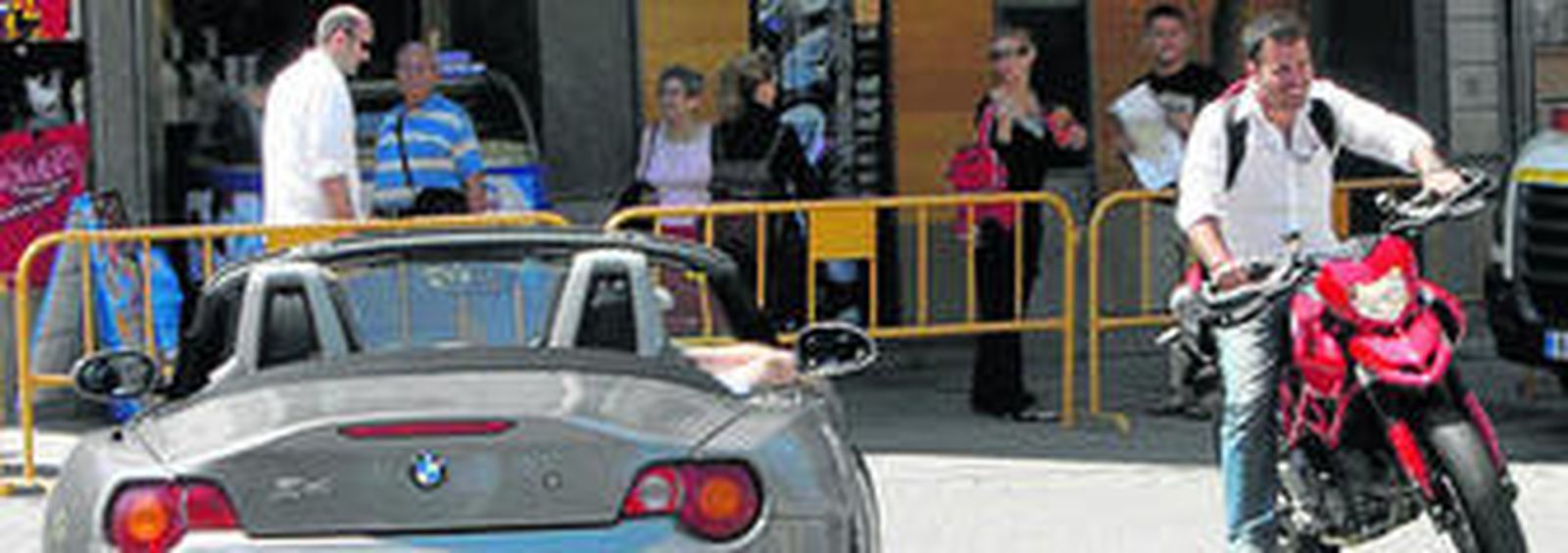 Pruebas ayer con los vehículos para recrear escenas de la película en Sevilla.