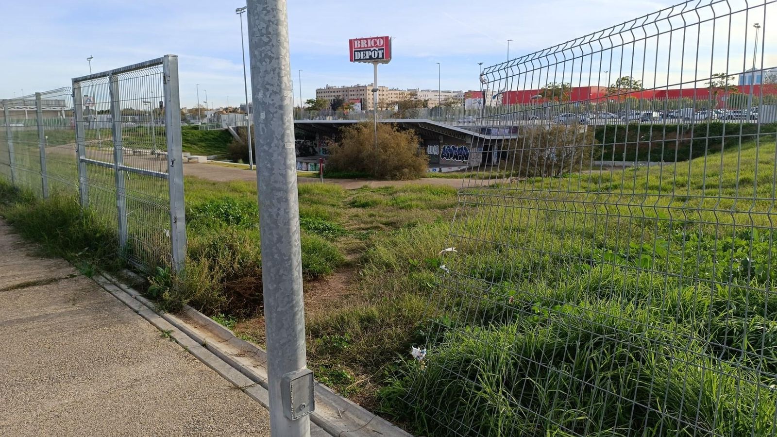 Tramo del vallado roto y que permite el acceso de personas.
