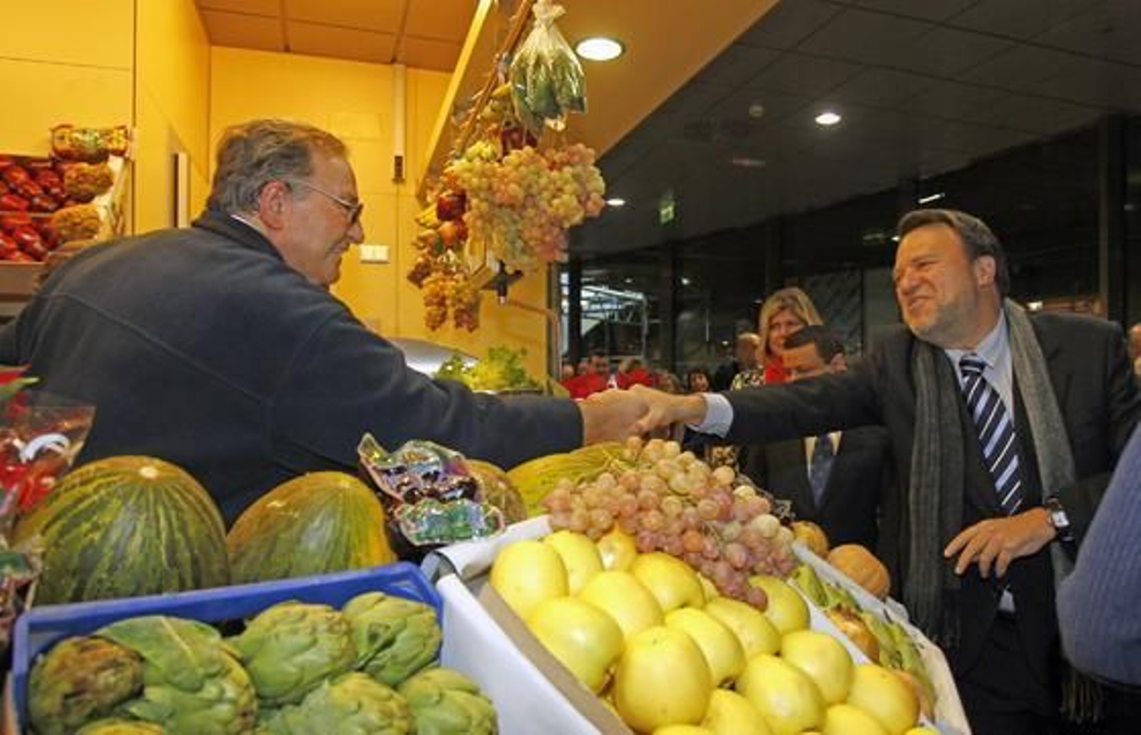 El alcalde inaugura el reformado mercado de la Encarnación. / Antonio Pizarro