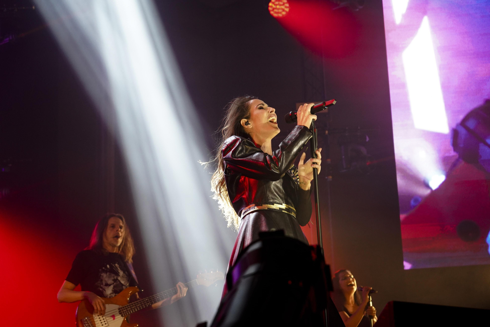 Malú durante un concierto en el Palacio de Deportes de Granada.