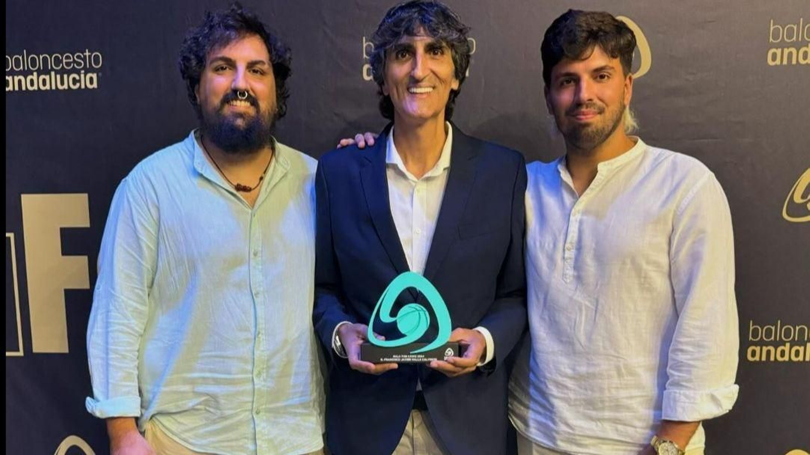 Javi Malla, con su premio, junto a sus hijos Javier y Sergio.