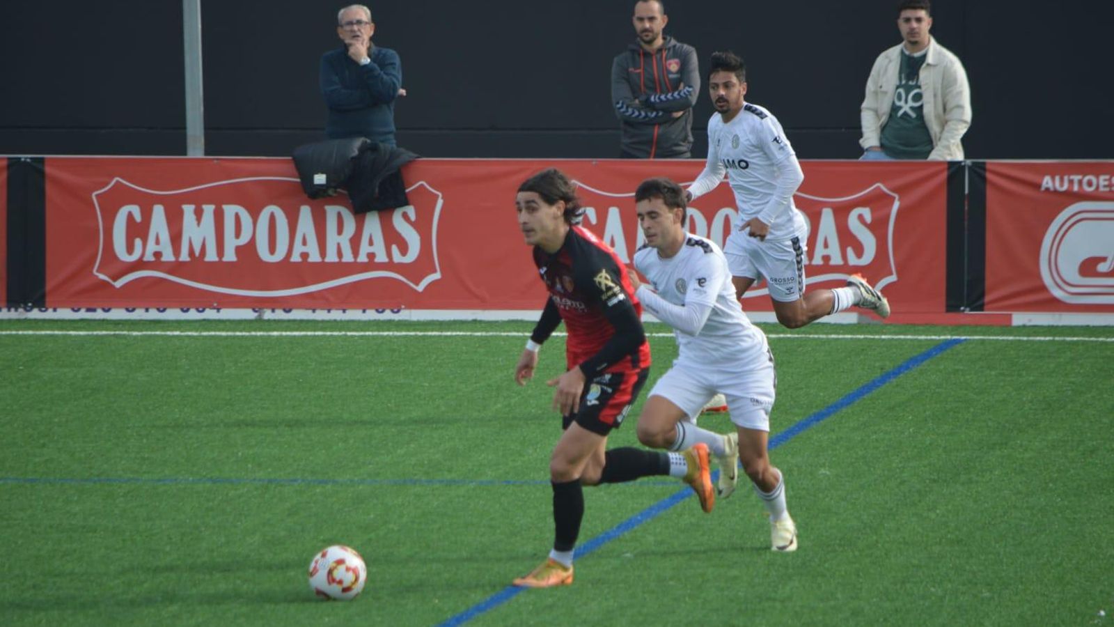 Tommy Montenegro (Salerm) es presionado por un jugador del Atlético Central.