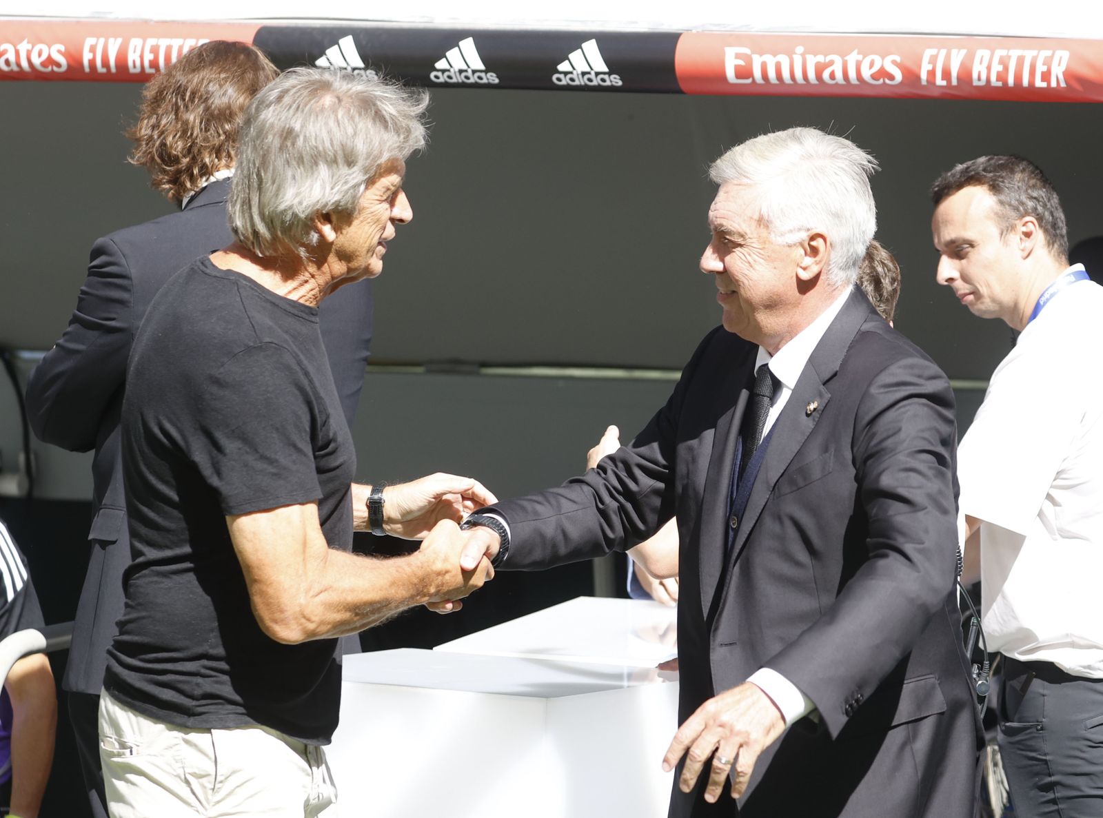 Manuel Pellegrini saluda a Carlo Ancelotti antes del inicio del partido.