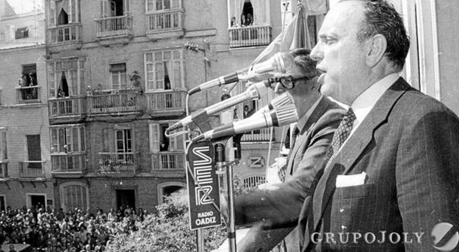 Acompañado de Gutiérrez Trueba, se dirige al público desde un balcón del Hotel de Francia y París.

Foto: Joaquín Hernández Kiki