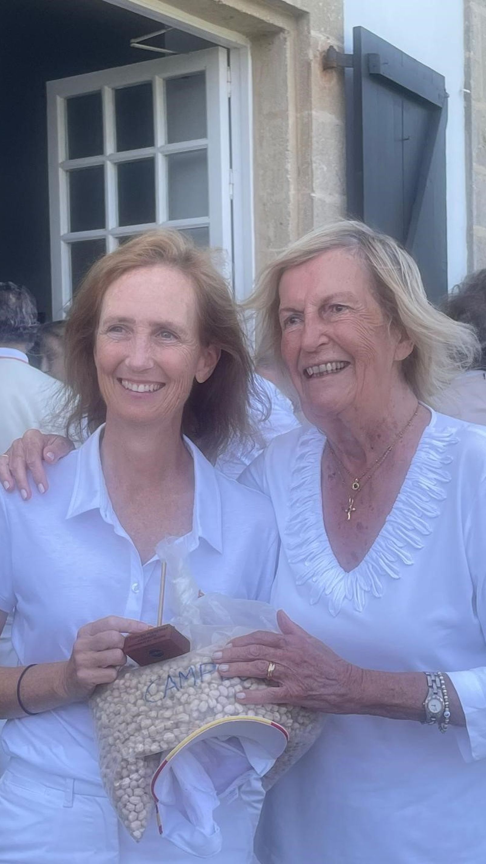 La ganadora Begoña Elzaburu, con Elena Soto tras finalizar el partido.