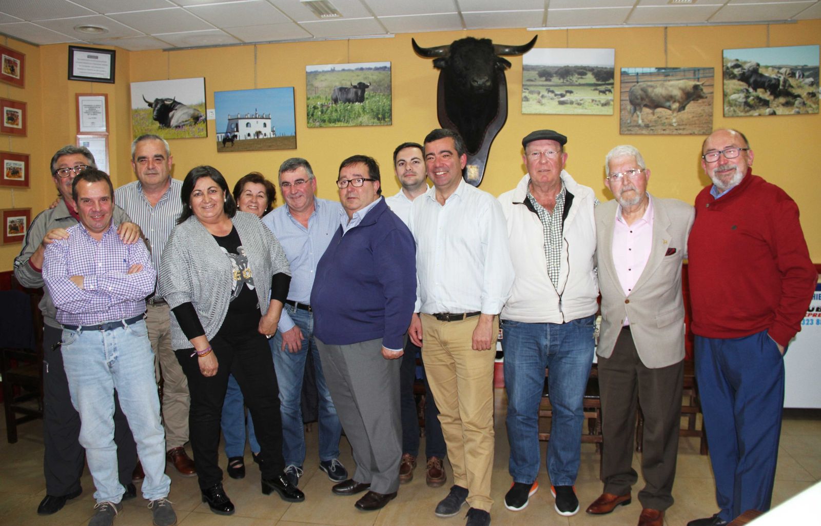 El nuevo responsable municipal del coso taurino, durante su reunión con la Peña Taurina.
